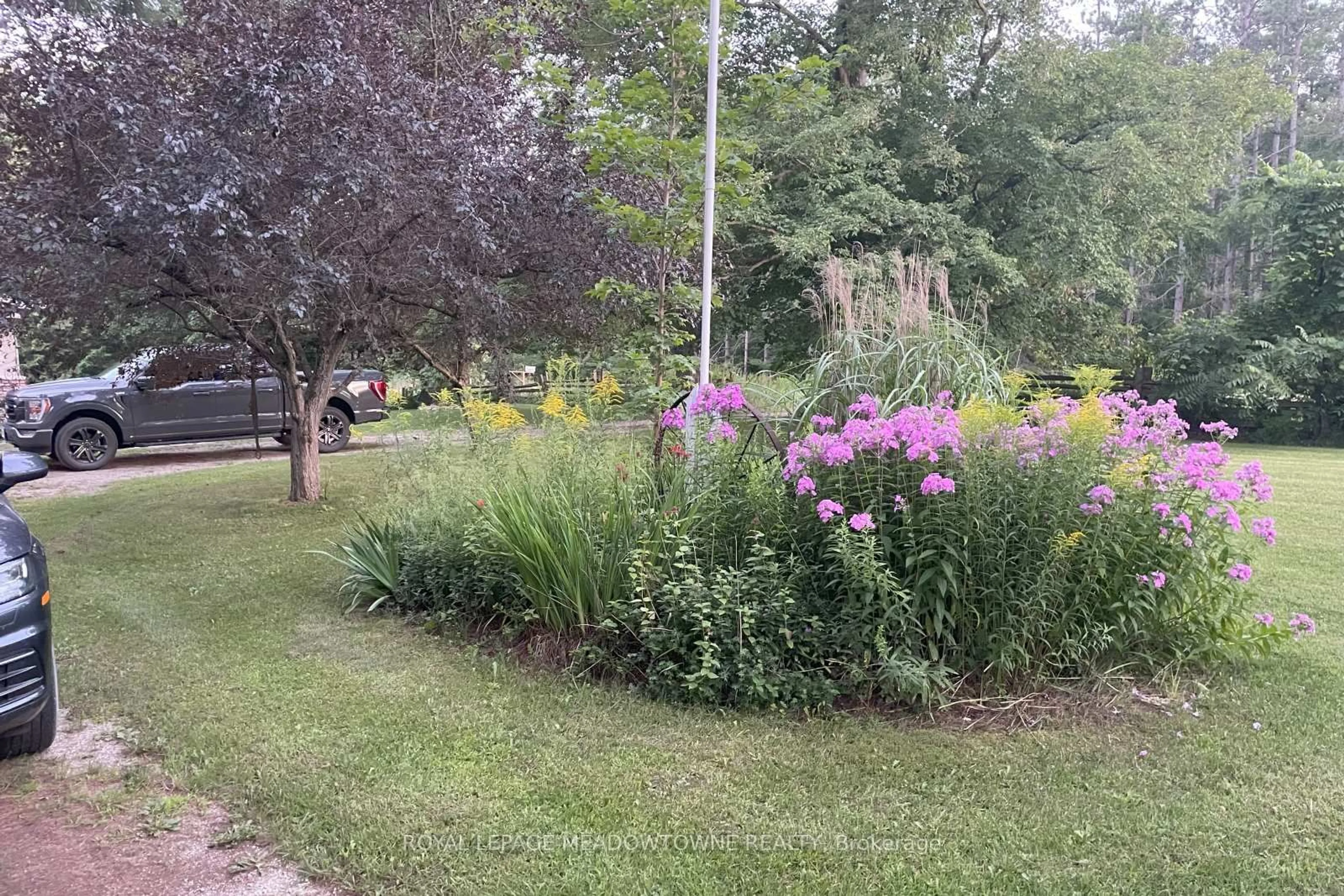 Patio, street for 5977 Fifth Line, Erin Ontario N0B 1Z0