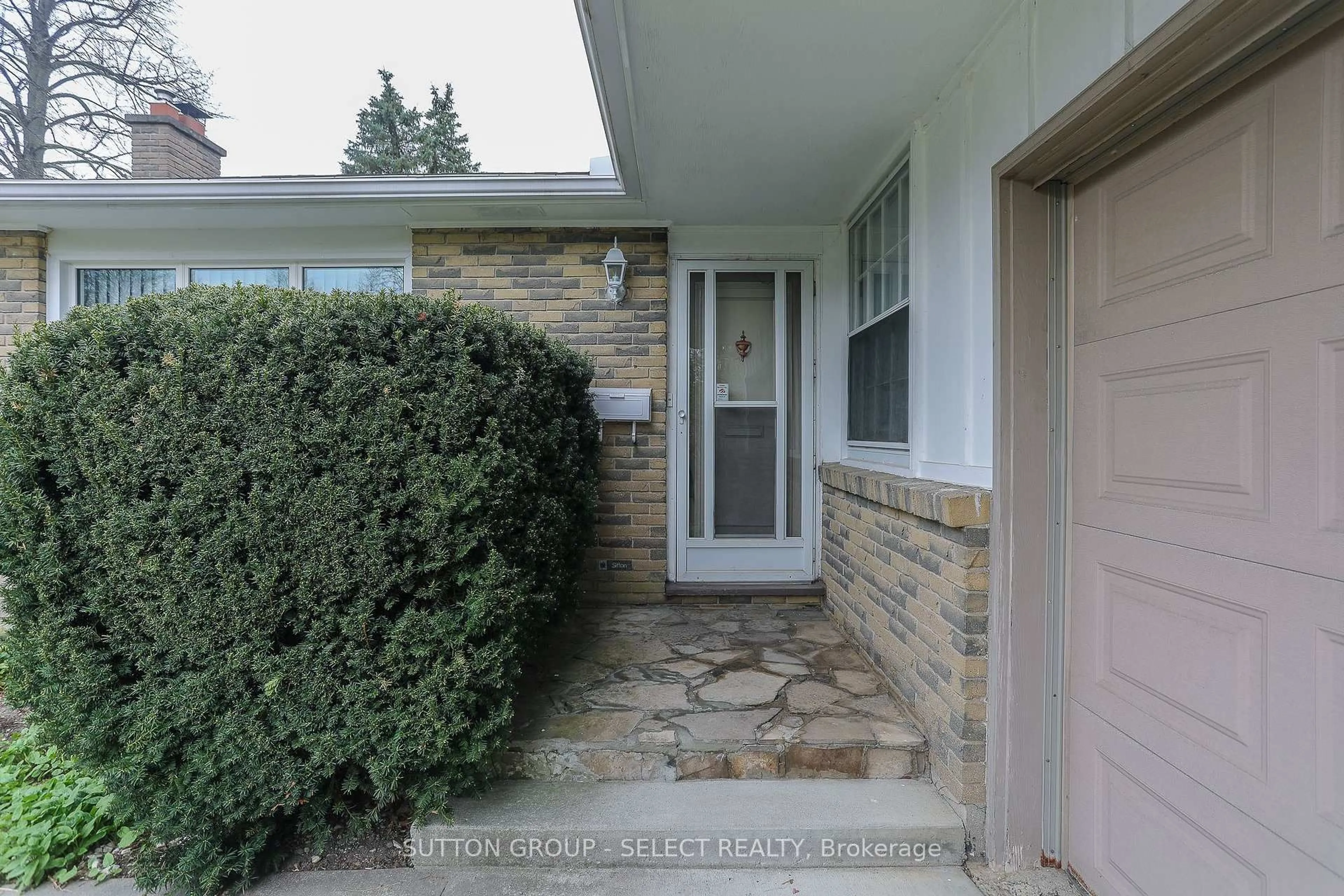 Indoor entryway for 478 Village Green Ave, London South Ontario N6J 1Z3