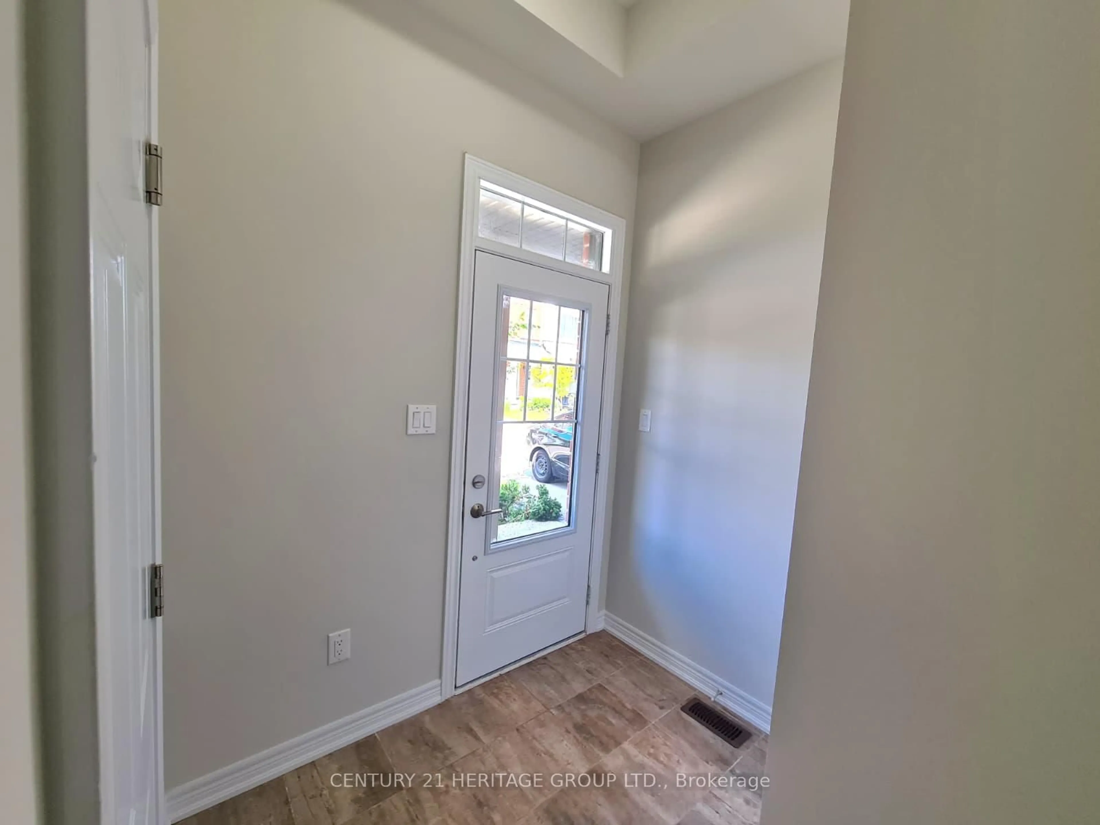 Indoor entryway for 6 Snowberry Lane, Hamilton Ontario L8K 0A4