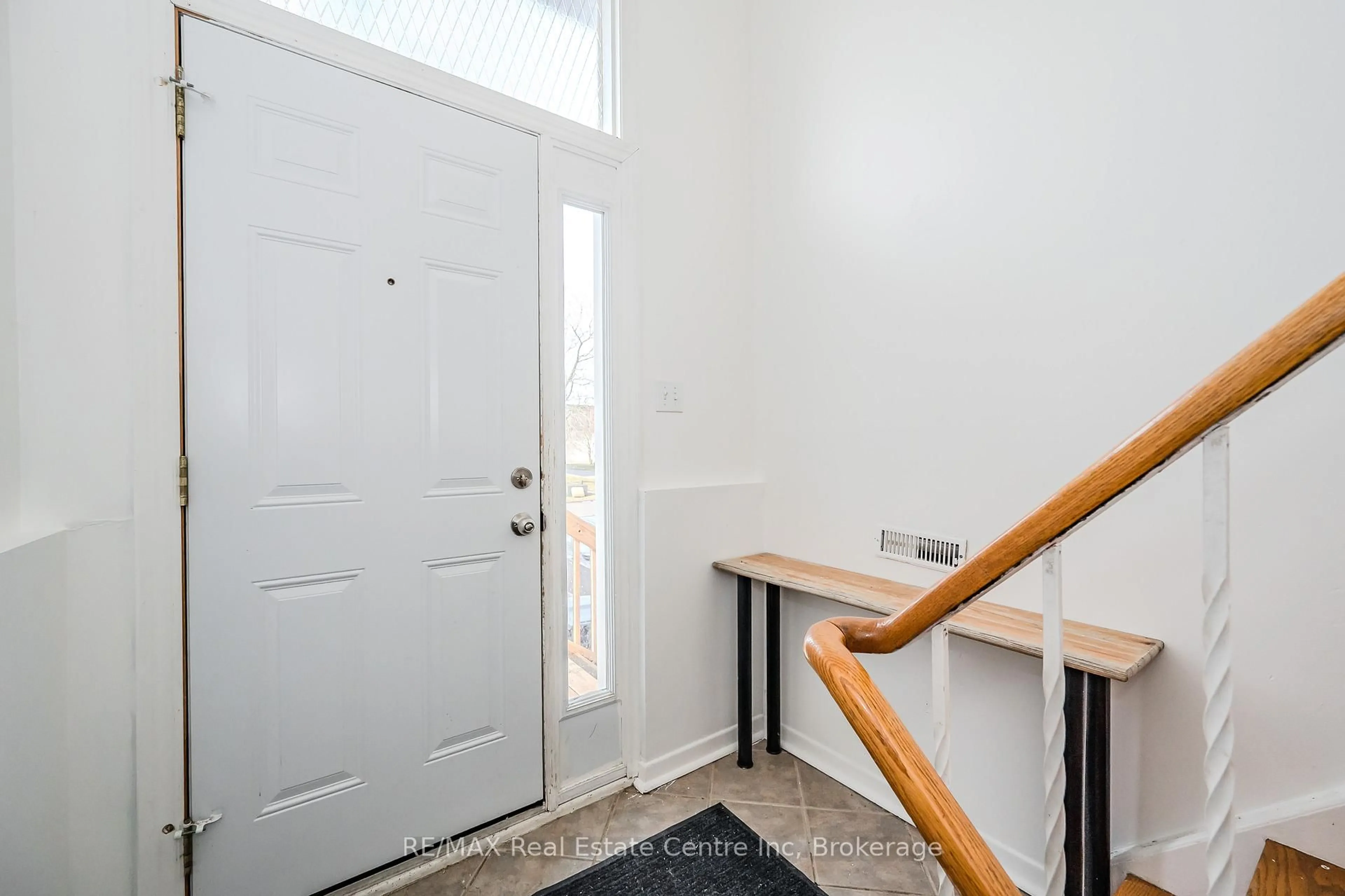 Indoor entryway for 58 Conroy Cres, Guelph Ontario N1G 2V6