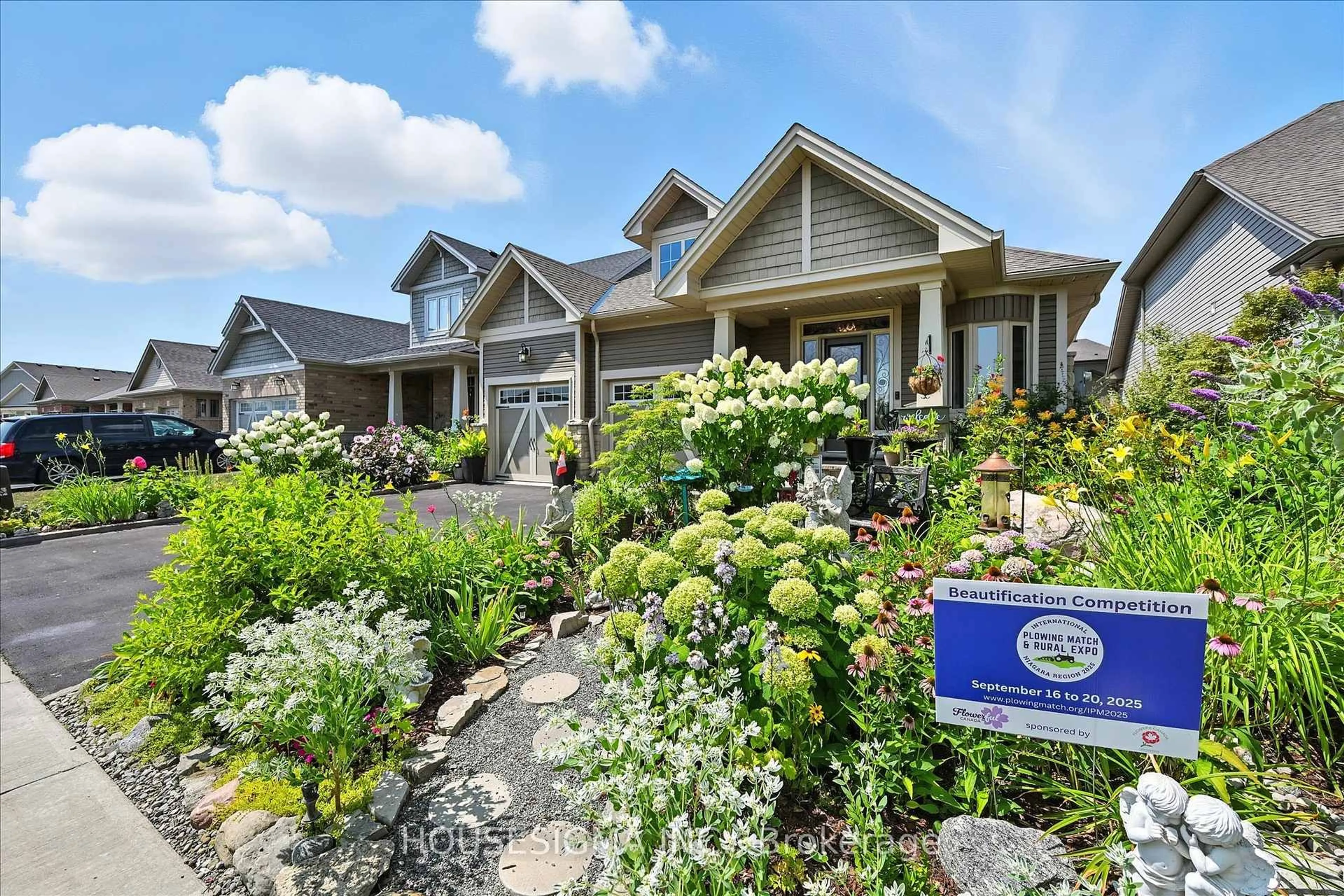 Home with vinyl exterior material, mountain view for 104 Anastasia Blvd, West Lincoln Ontario L0R 2A0
