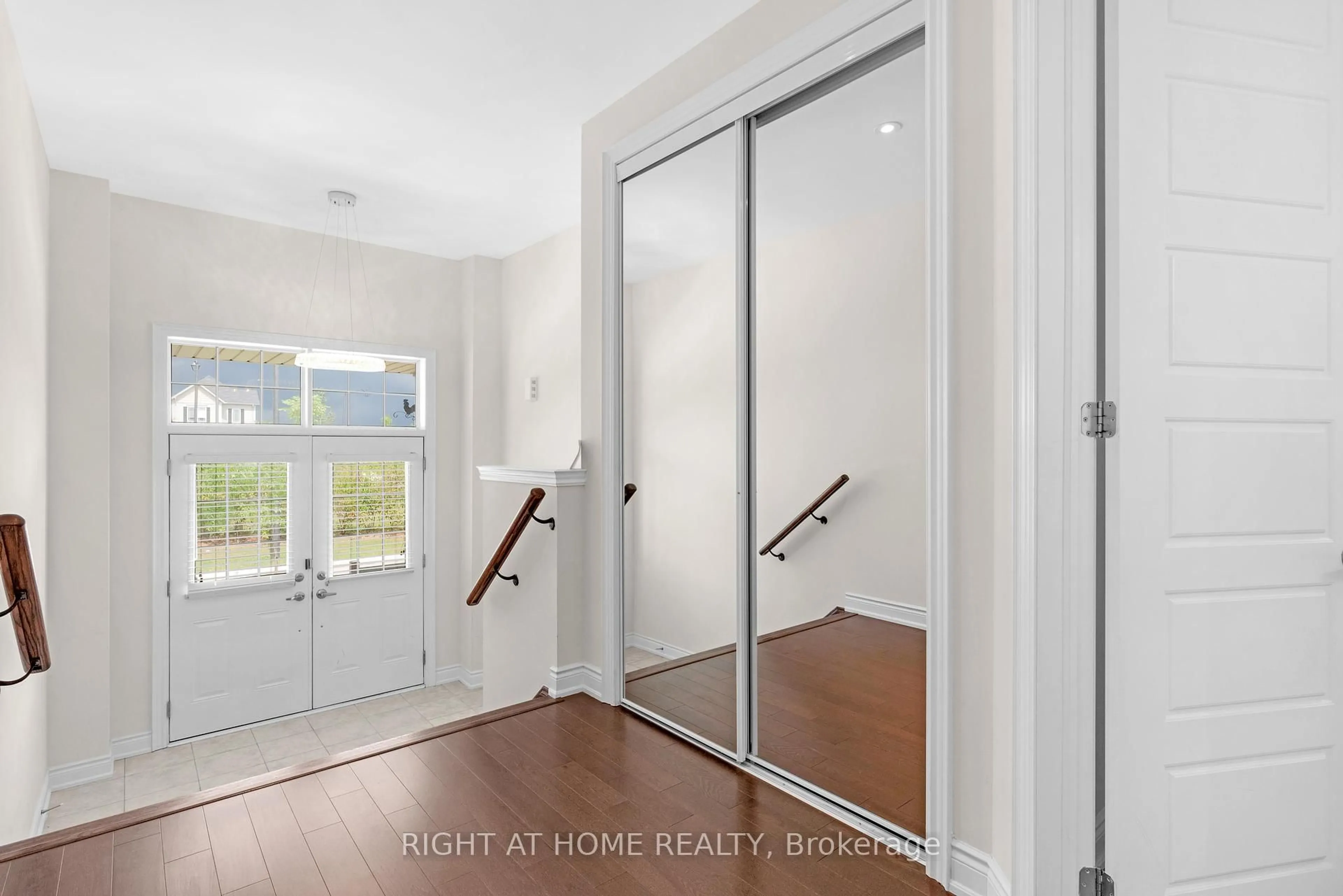 Indoor entryway for 223 Thompson Rd, Haldimand Ontario N3W 0C4