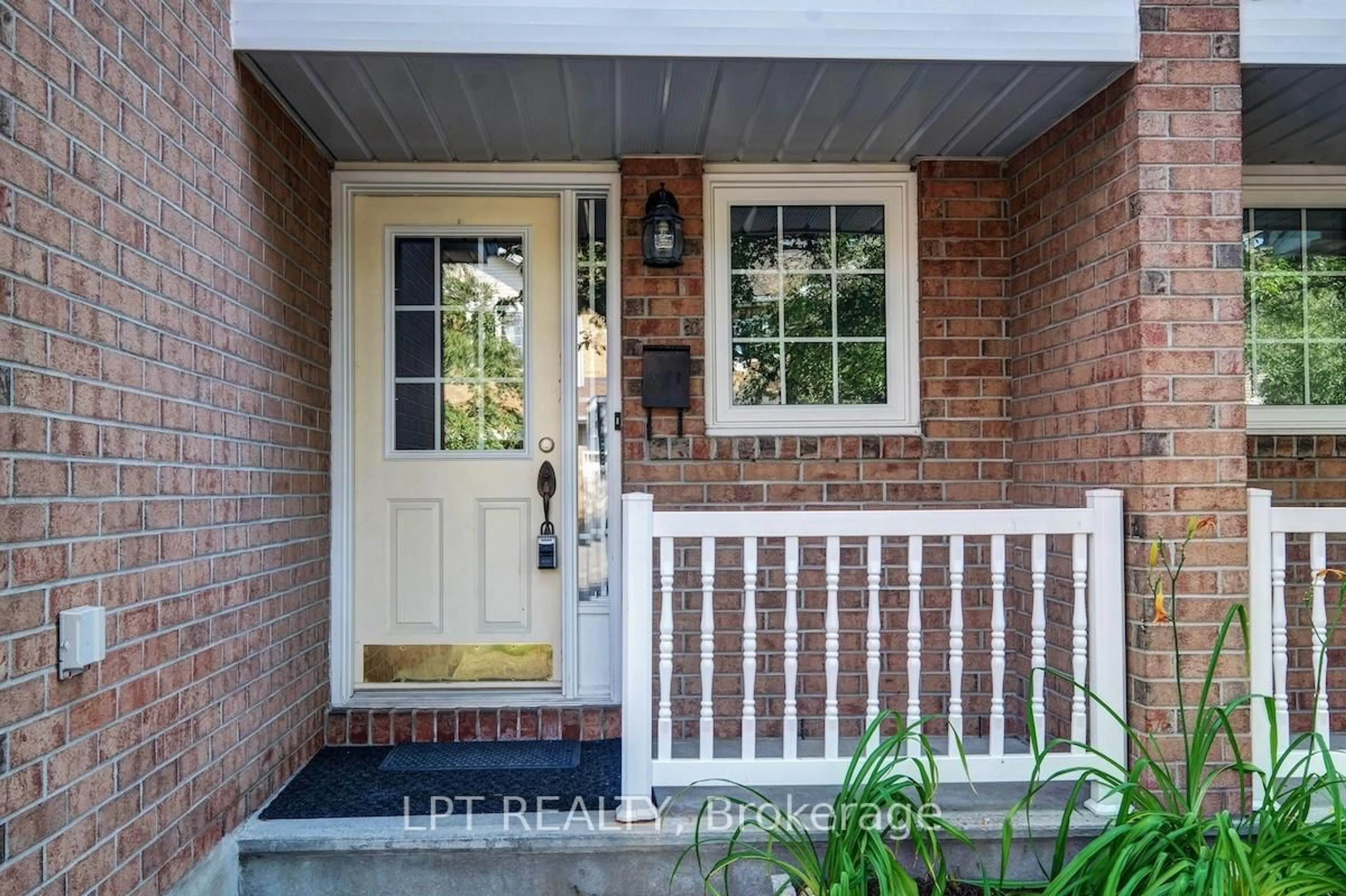 Indoor entryway for 6 Sandcliffe Terr, Ottawa Ontario K2G 5X1