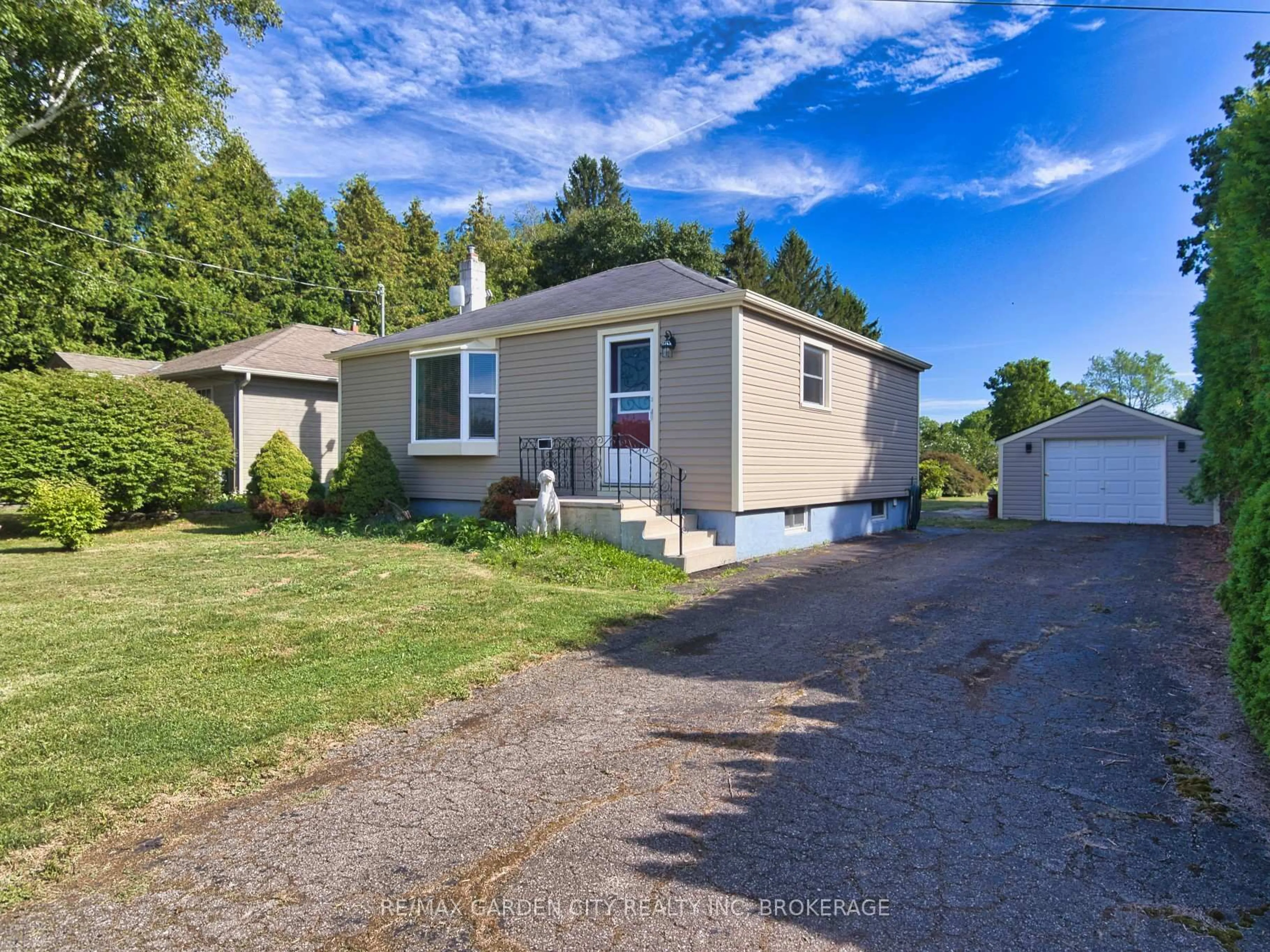 A pic from outside/outdoor area/front of a property/back of a property/a pic from drone, street for 2430 Red Maple Ave, Lincoln Ontario L0R 1S0