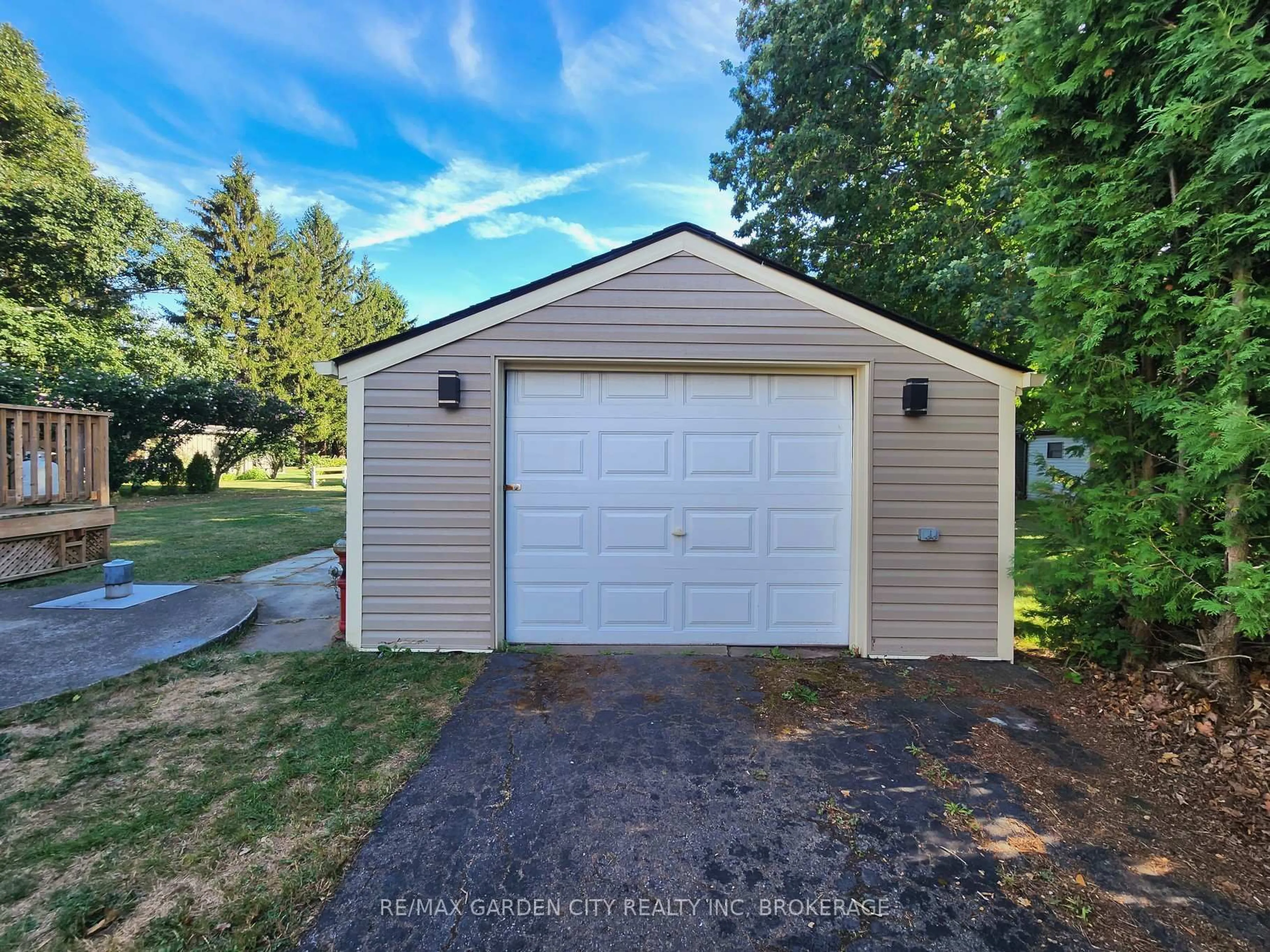 Indoor garage for 2430 Red Maple Ave, Lincoln Ontario L0R 1S0
