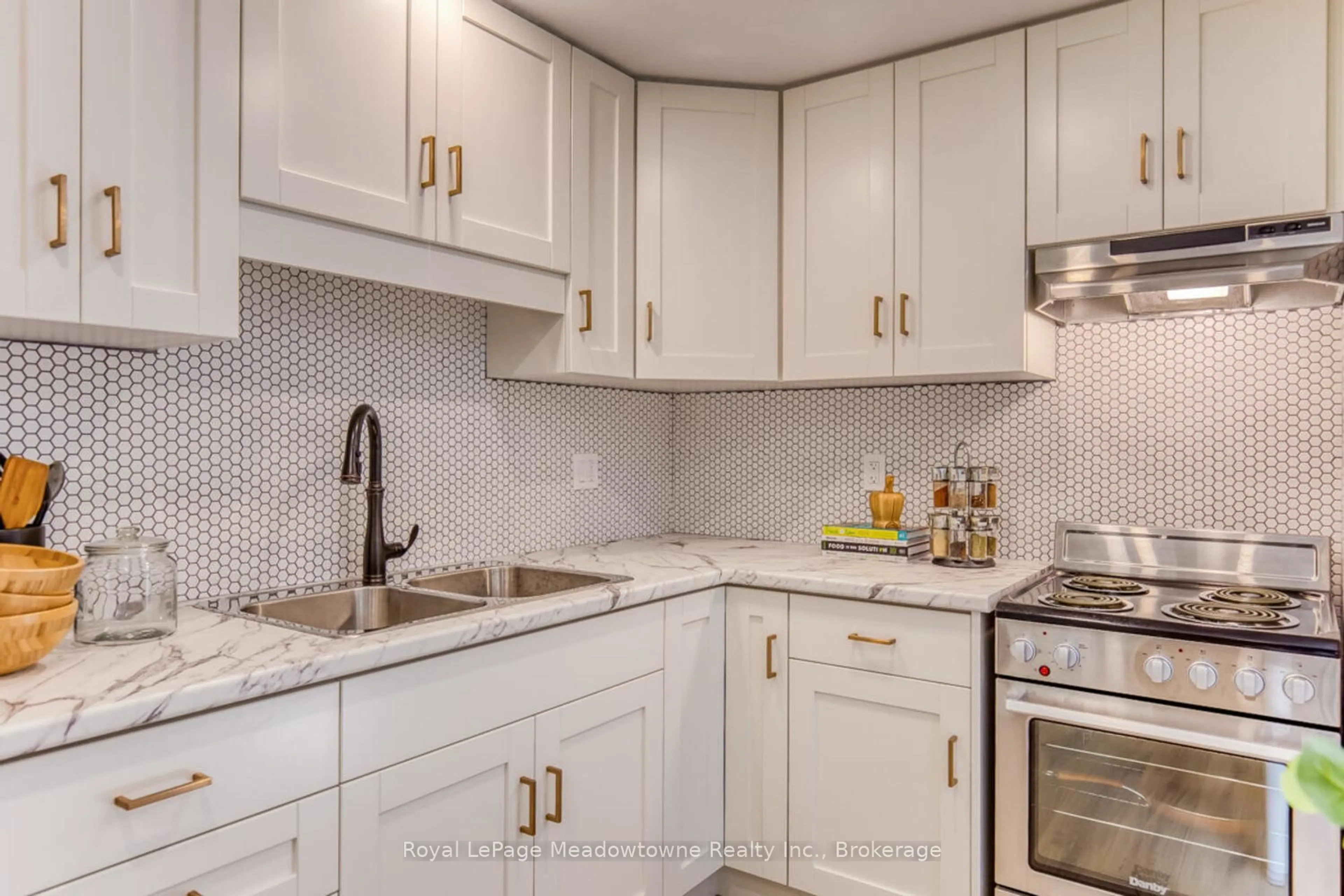 Standard kitchen, ceramic/tile floor for 30 Cluthe Cres, Kitchener Ontario N2P 1M8
