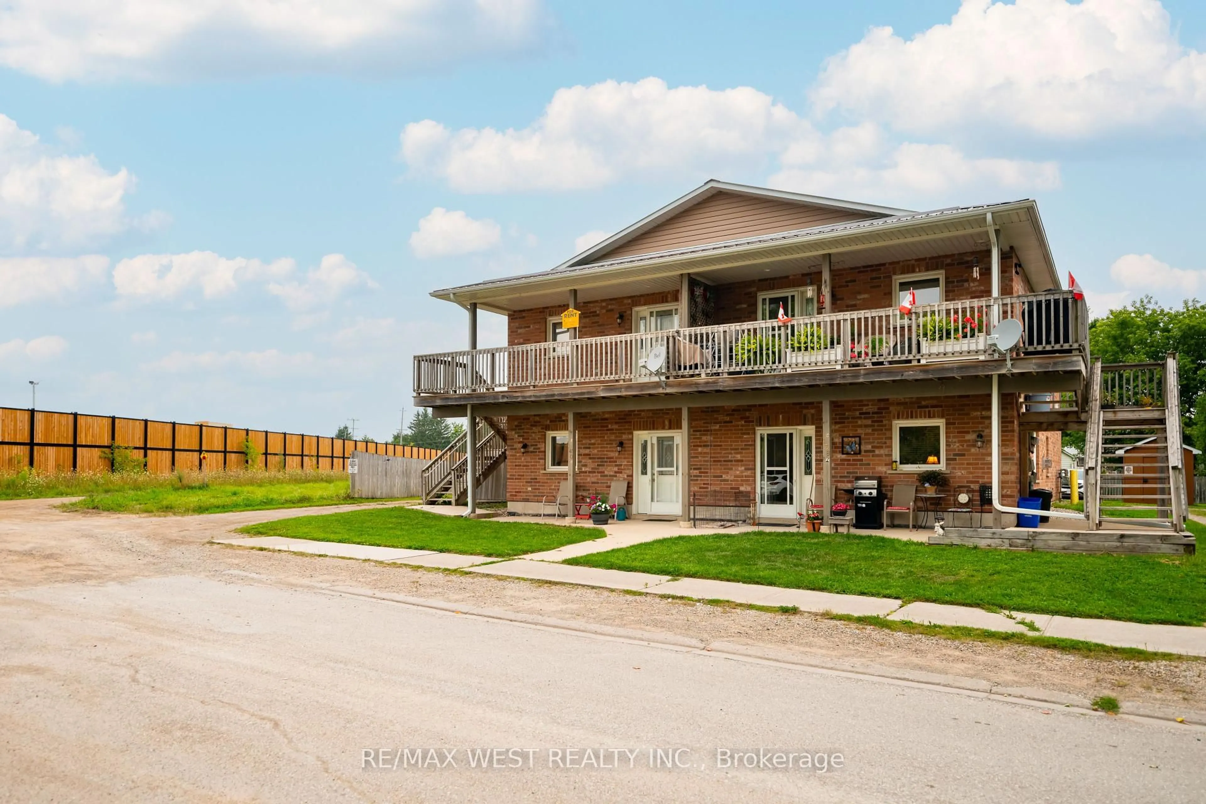 Patio, building for 140 Joseph St, Shelburne Ontario L0N 1S4