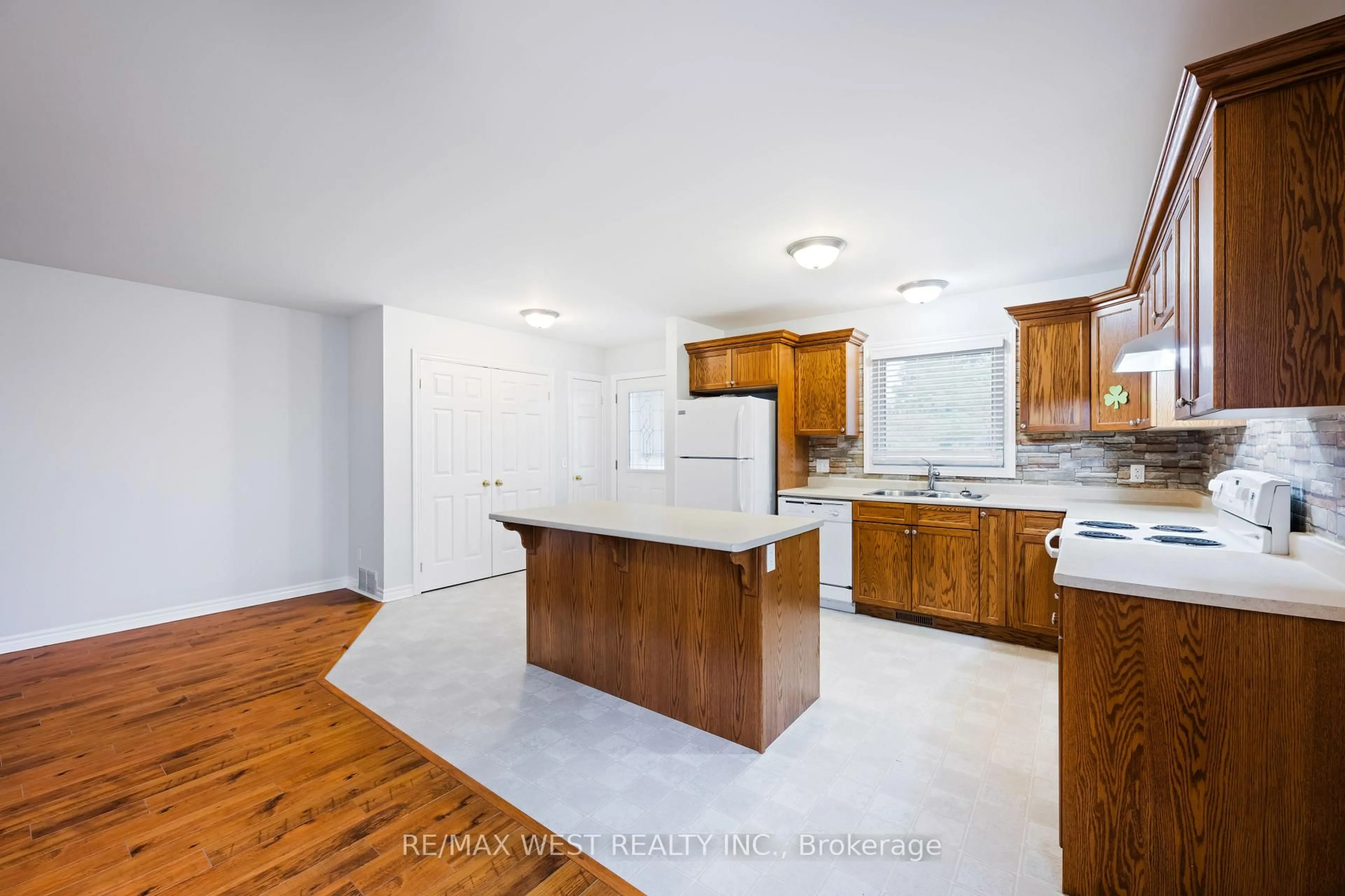 Open concept kitchen, unknown for 140 Joseph St, Shelburne Ontario L0N 1S4