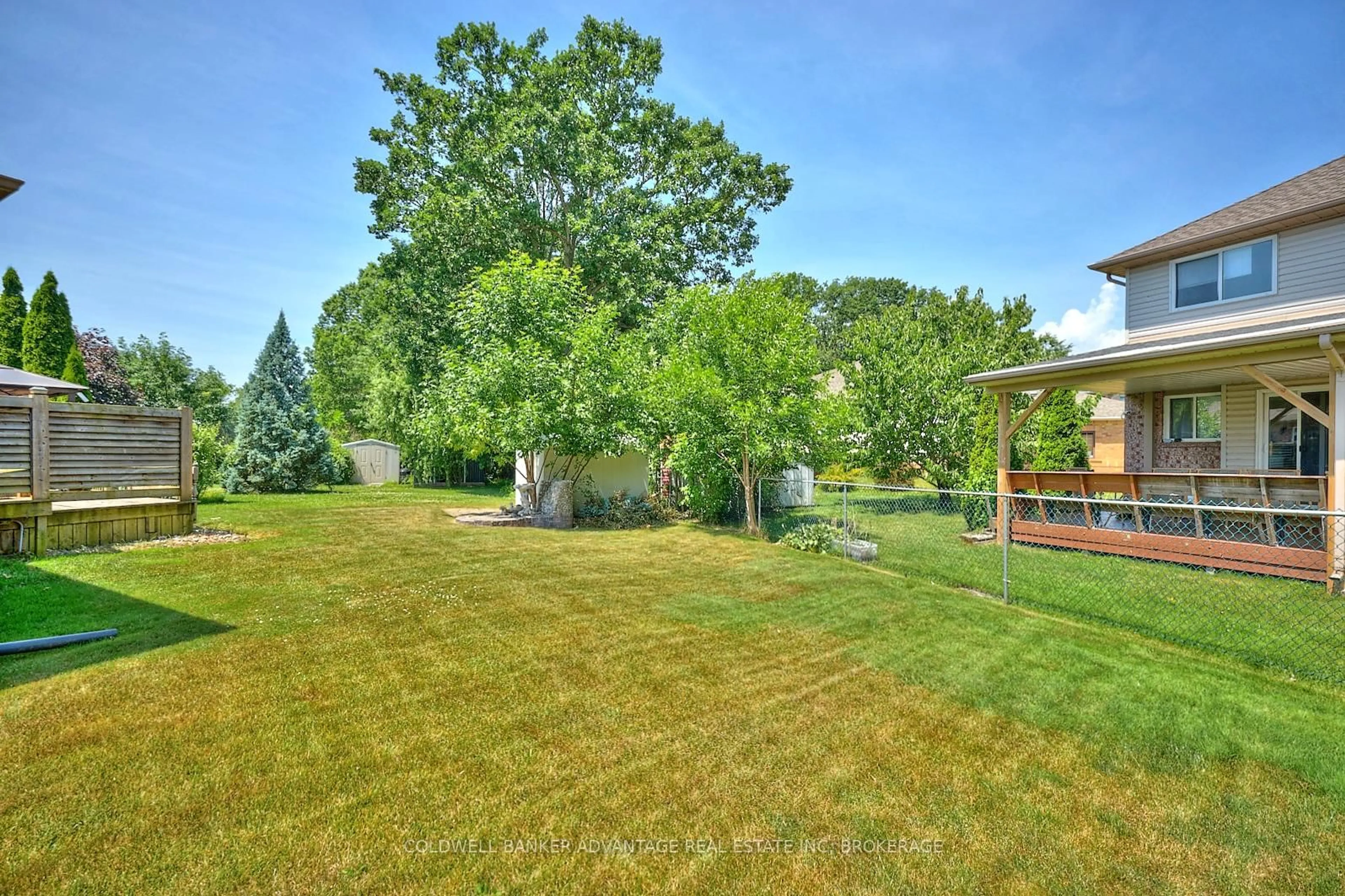 A pic from outside/outdoor area/front of a property/back of a property/a pic from drone, unknown for 54 BRIDGEWATER Crt, Welland Ontario L3C 7M6