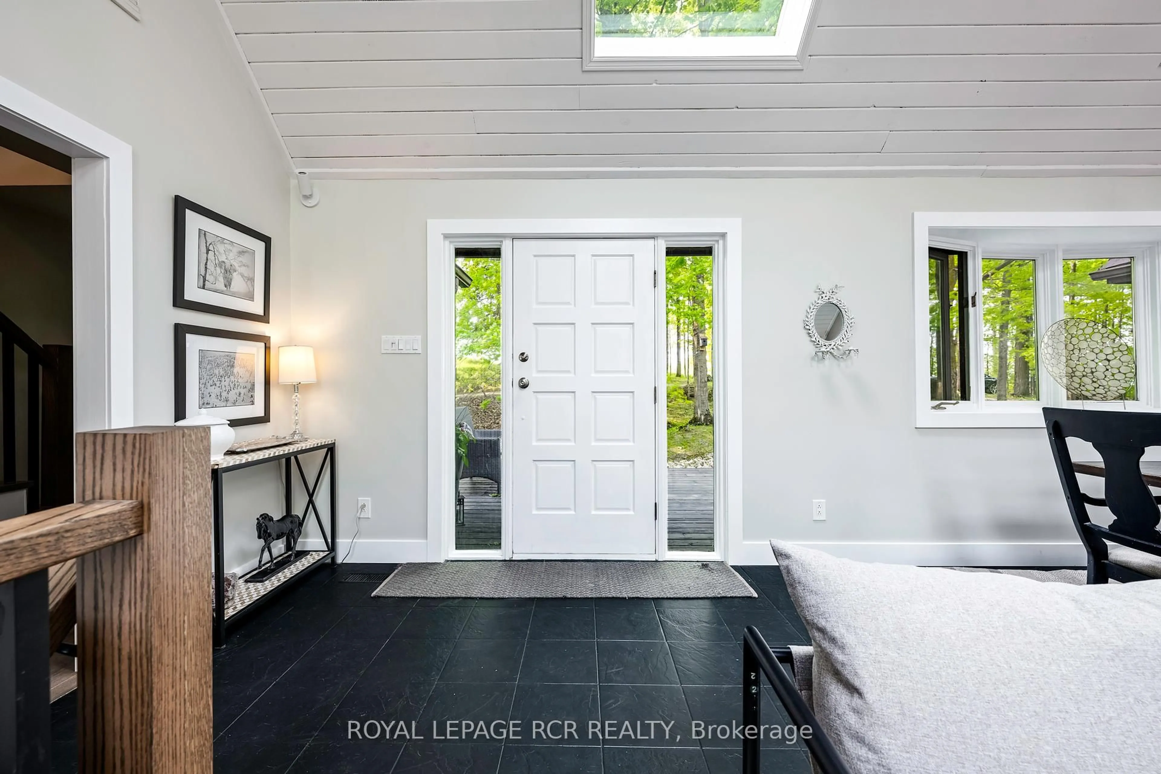 Indoor entryway for 427049 25th Sdrd, Mono Ontario L9V 1E5