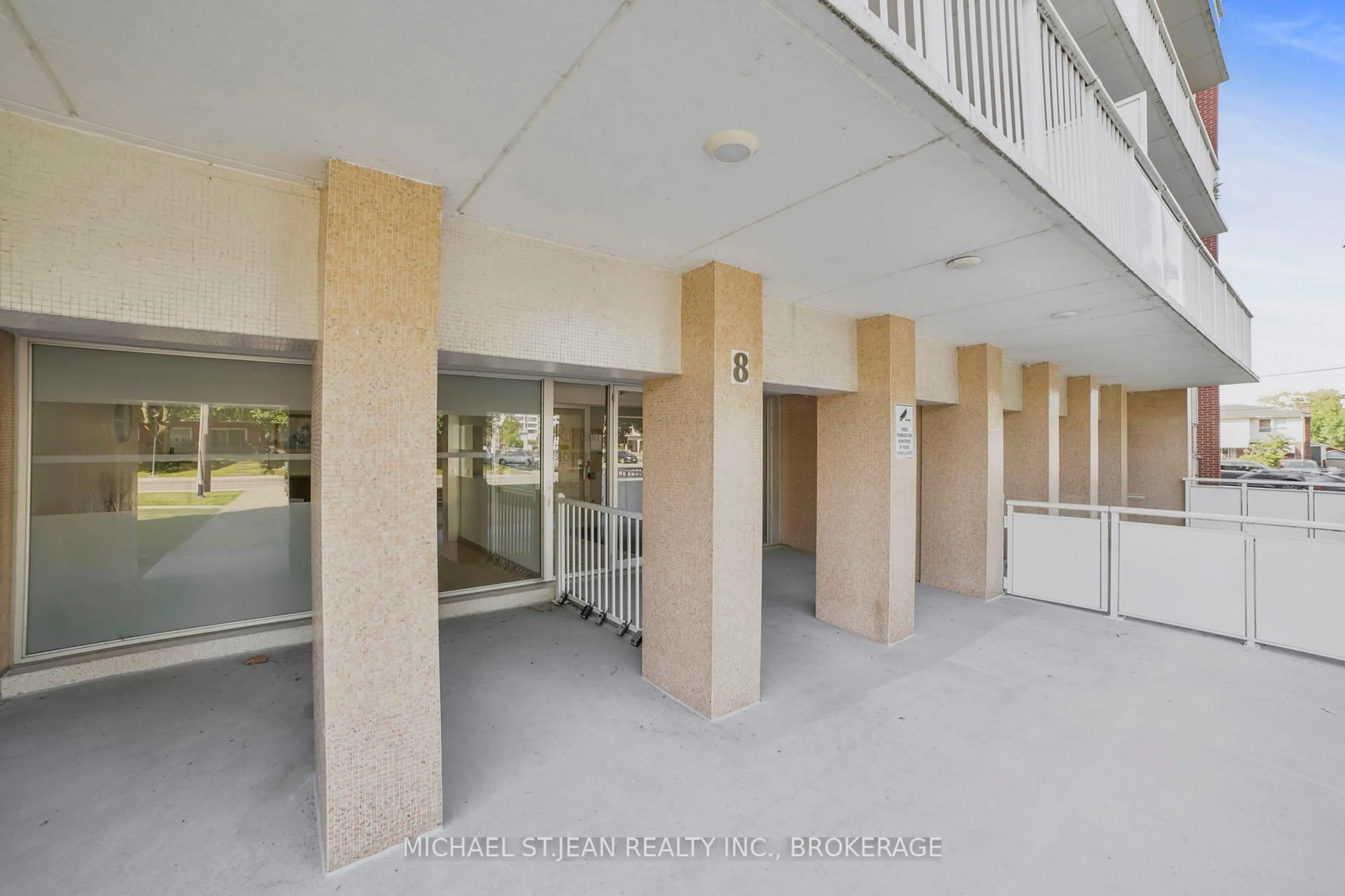 Indoor foyer for 8 Woodman Dr #808, Hamilton Ontario L8K 4C9