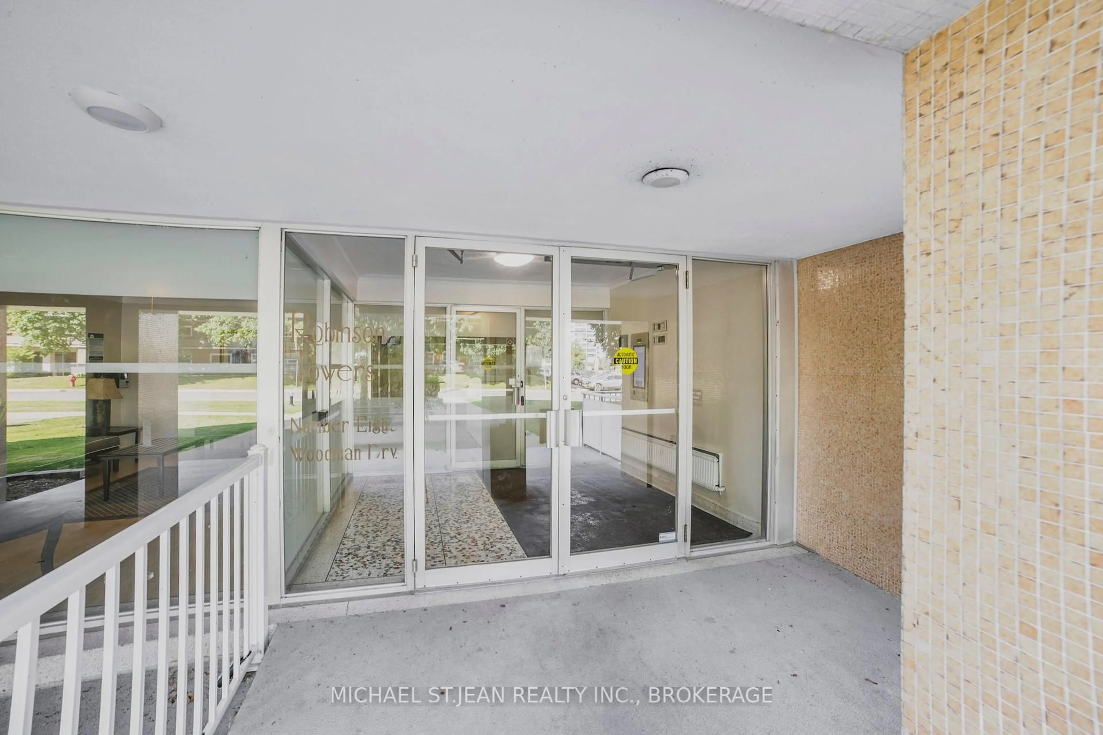 Indoor foyer for 8 Woodman Dr #808, Hamilton Ontario L8K 4C9