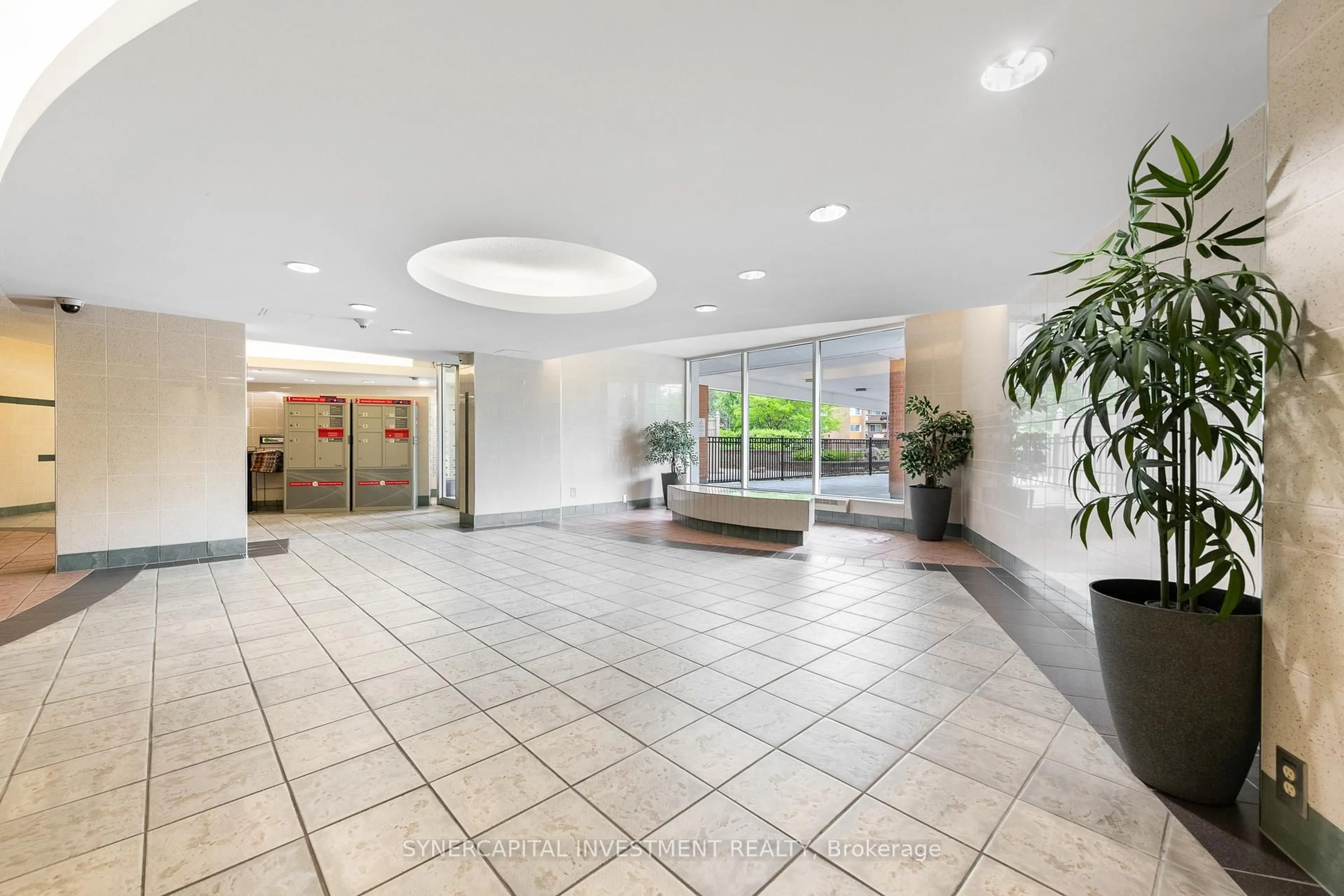 Indoor foyer for 2000 Jasmine Cres #1202, Ottawa Ontario K1J 8K4