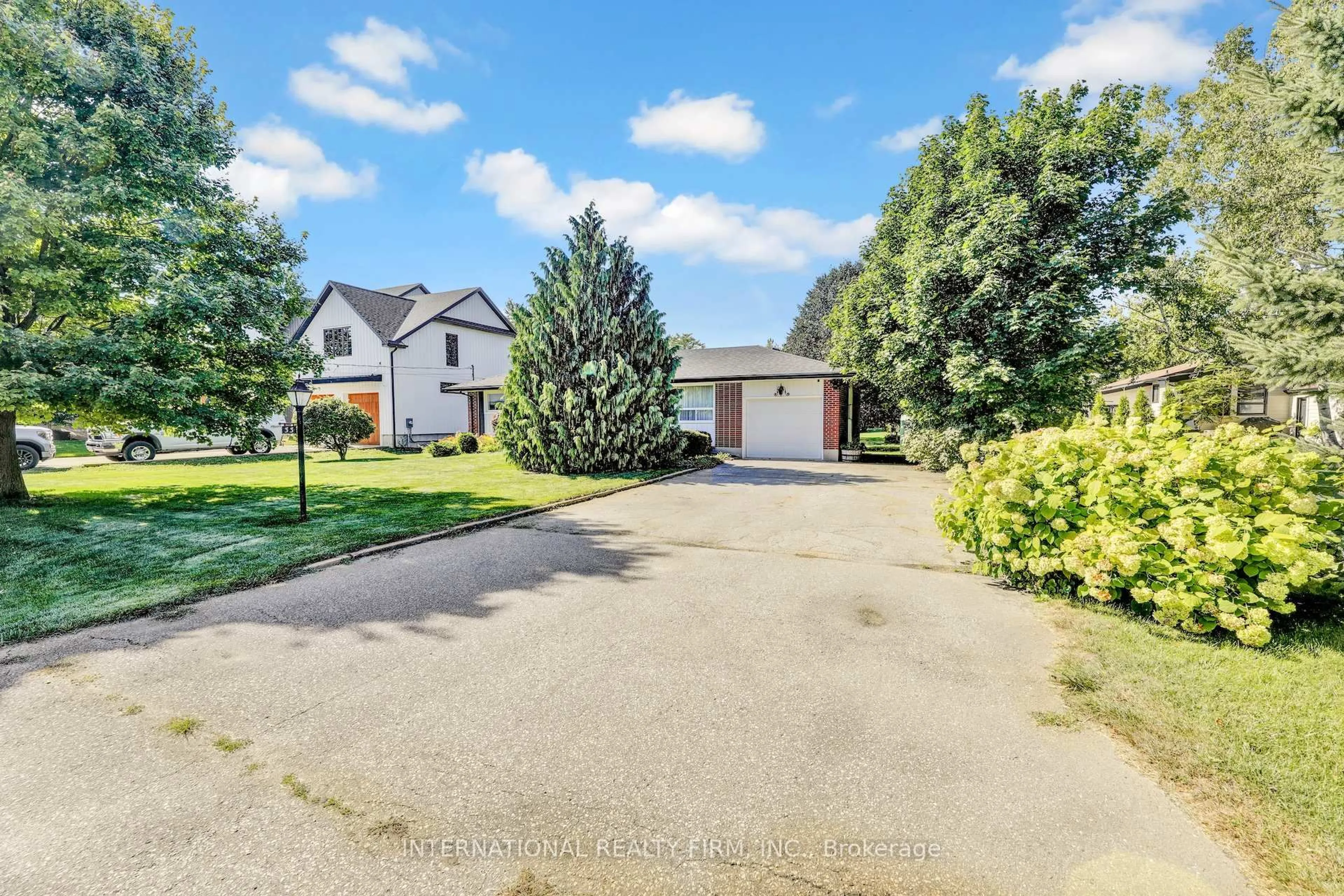 A pic from outside/outdoor area/front of a property/back of a property/a pic from drone, street for 33 Ridgeway Ave, Guelph Ontario N1L 1G9