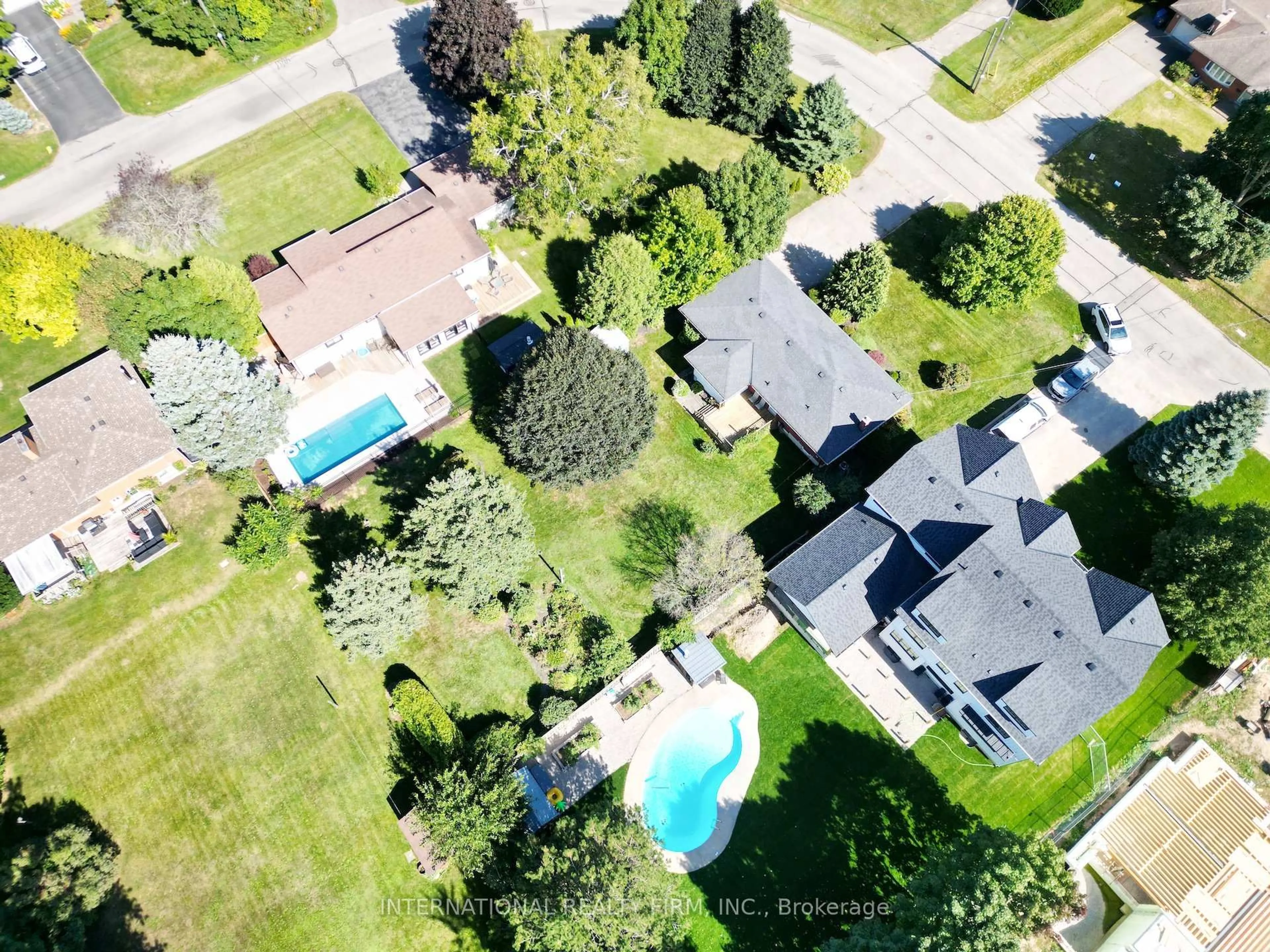 A pic from outside/outdoor area/front of a property/back of a property/a pic from drone, street for 33 Ridgeway Ave, Guelph Ontario N1L 1G9
