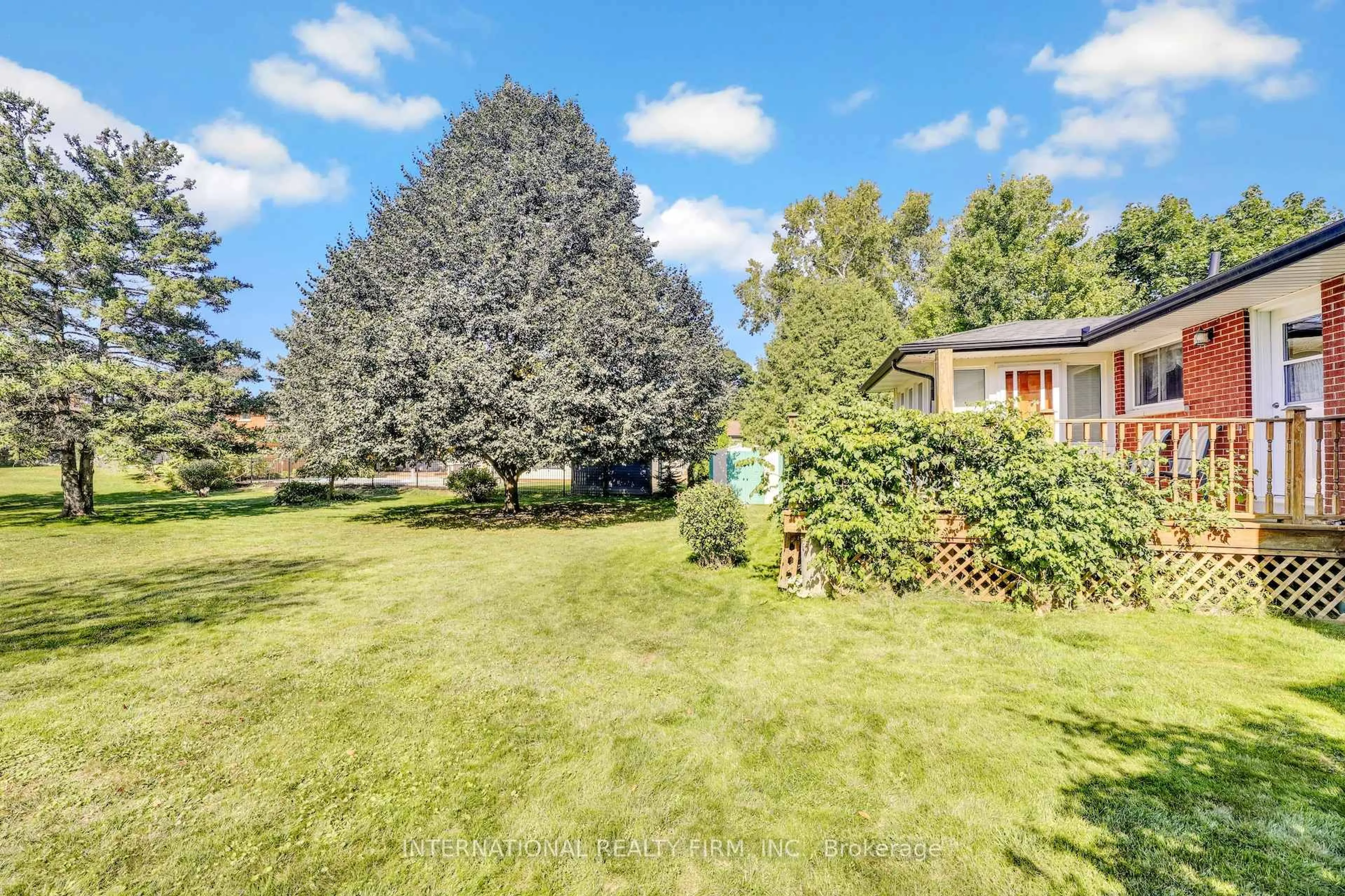A pic from outside/outdoor area/front of a property/back of a property/a pic from drone, unknown for 33 Ridgeway Ave, Guelph Ontario N1L 1G9