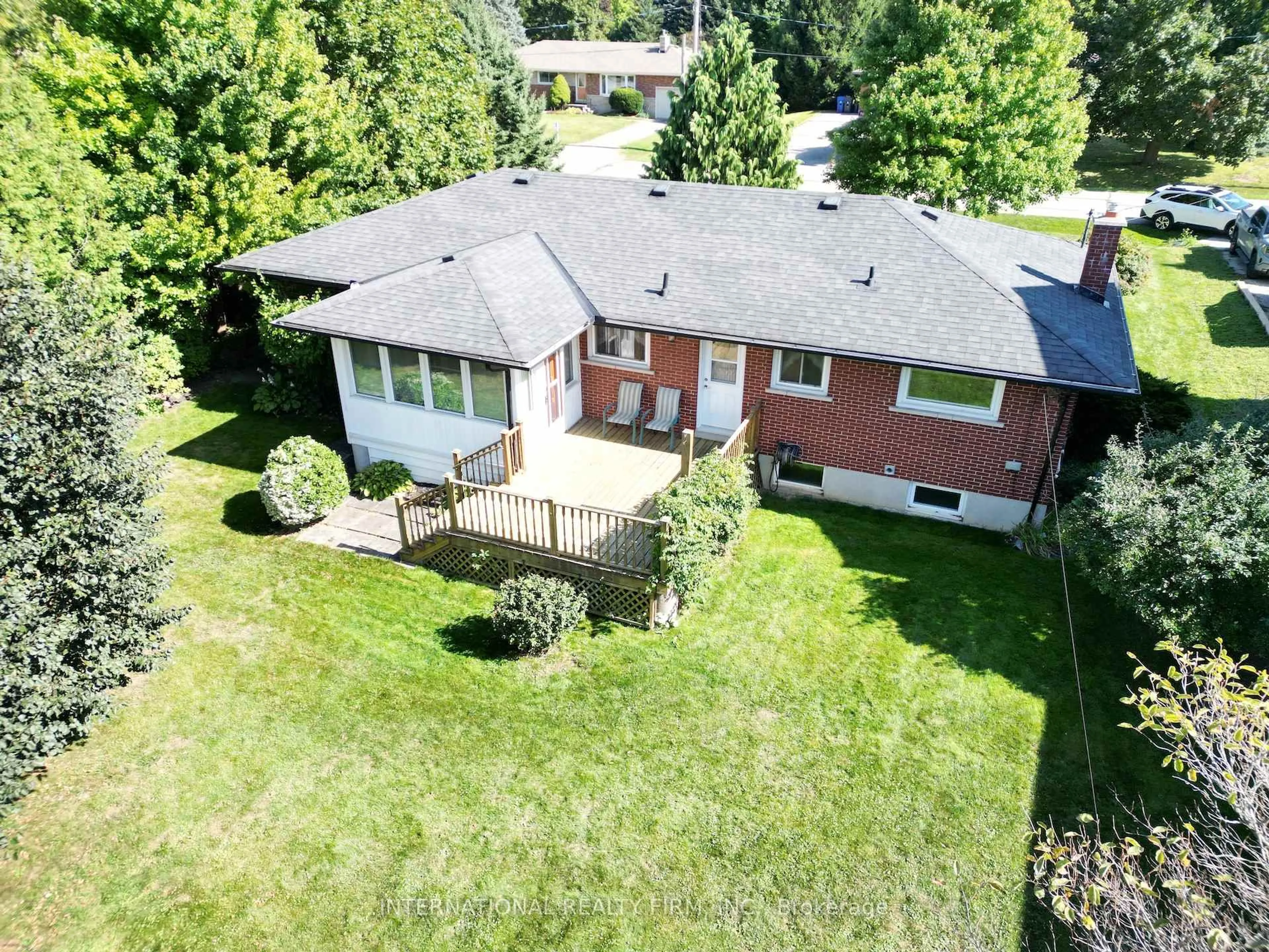A pic from outside/outdoor area/front of a property/back of a property/a pic from drone, unknown for 33 Ridgeway Ave, Guelph Ontario N1L 1G9