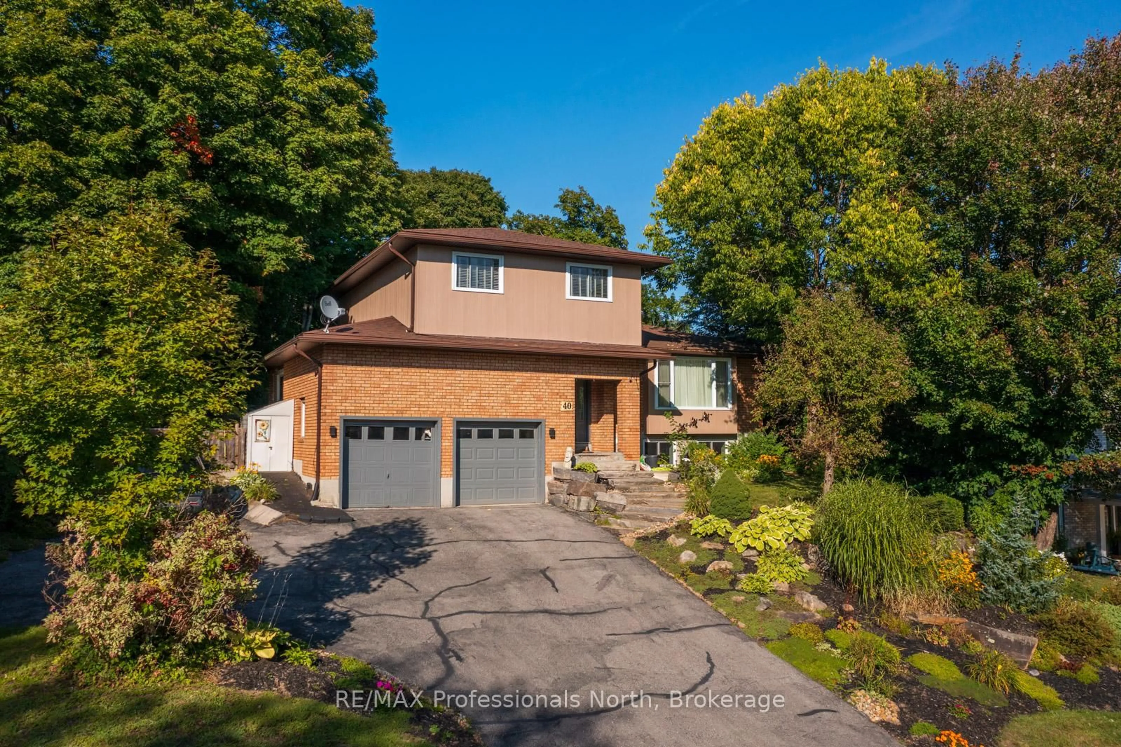 A pic from outside/outdoor area/front of a property/back of a property/a pic from drone, street for 40 GLENWOOD Dr, Huntsville Ontario P1H 1B6