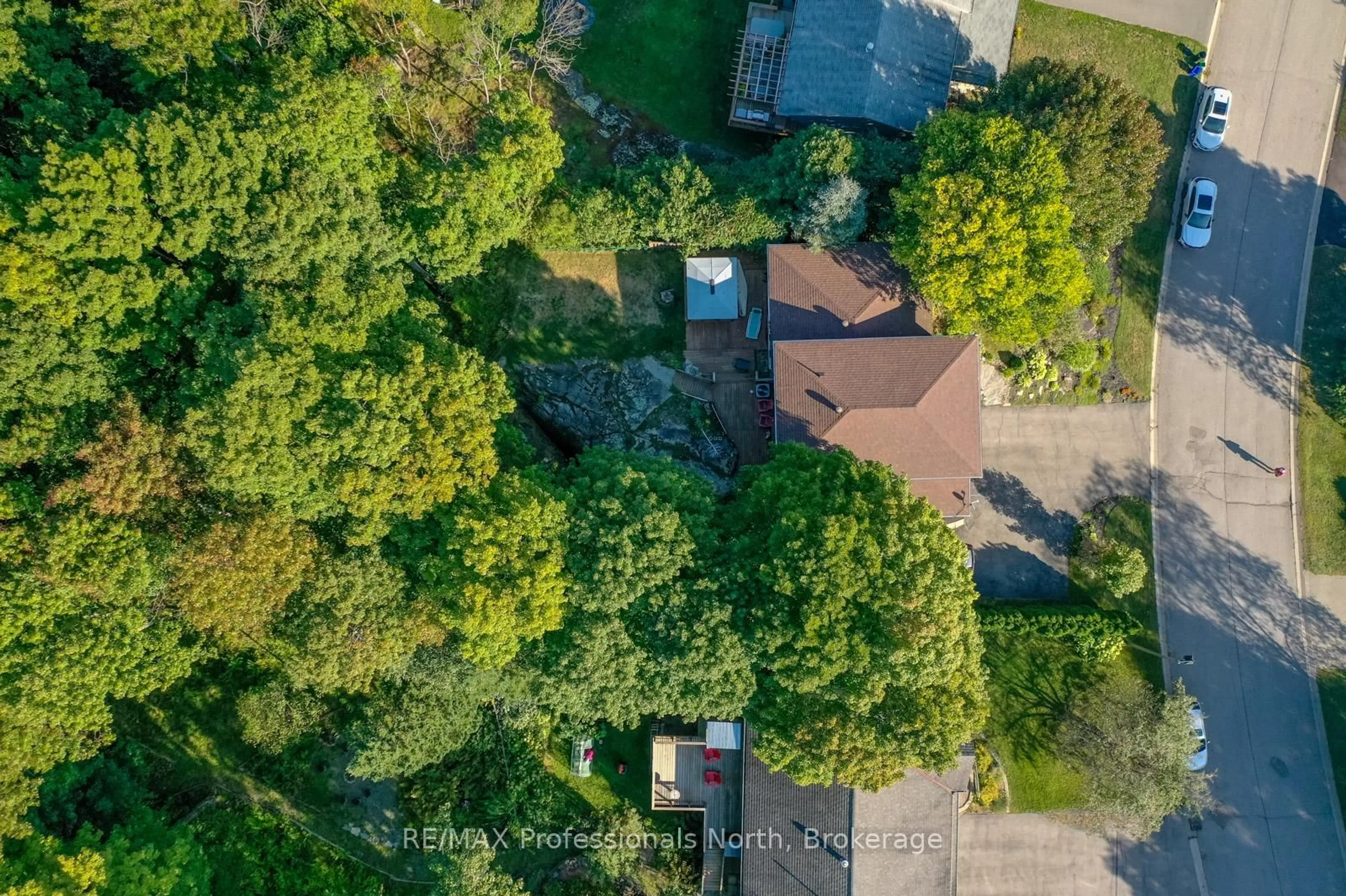 A pic from outside/outdoor area/front of a property/back of a property/a pic from drone, forest/trees view for 40 GLENWOOD Dr, Huntsville Ontario P1H 1B6