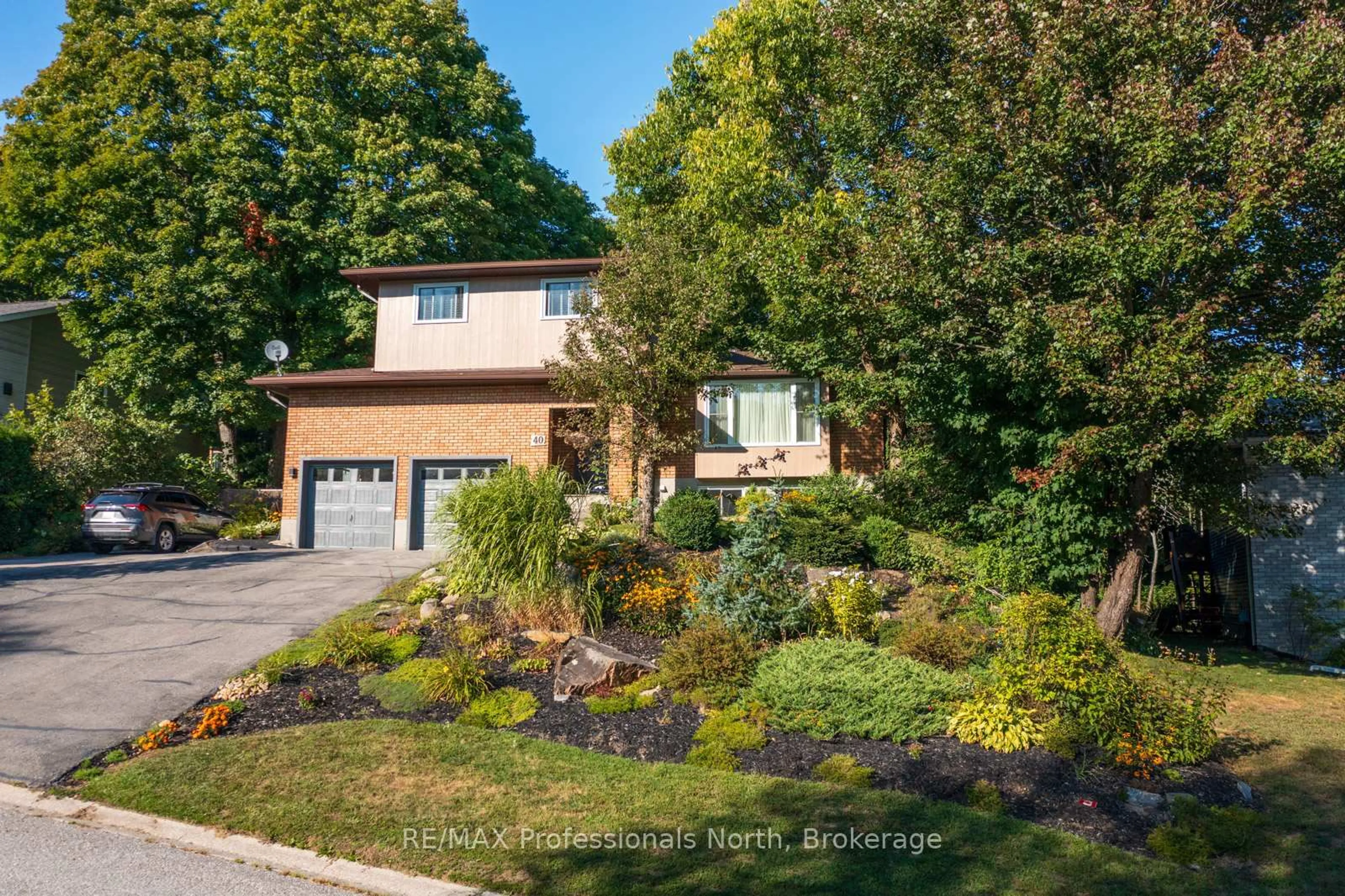 Home with brick exterior material, street for 40 GLENWOOD Dr, Huntsville Ontario P1H 1B6