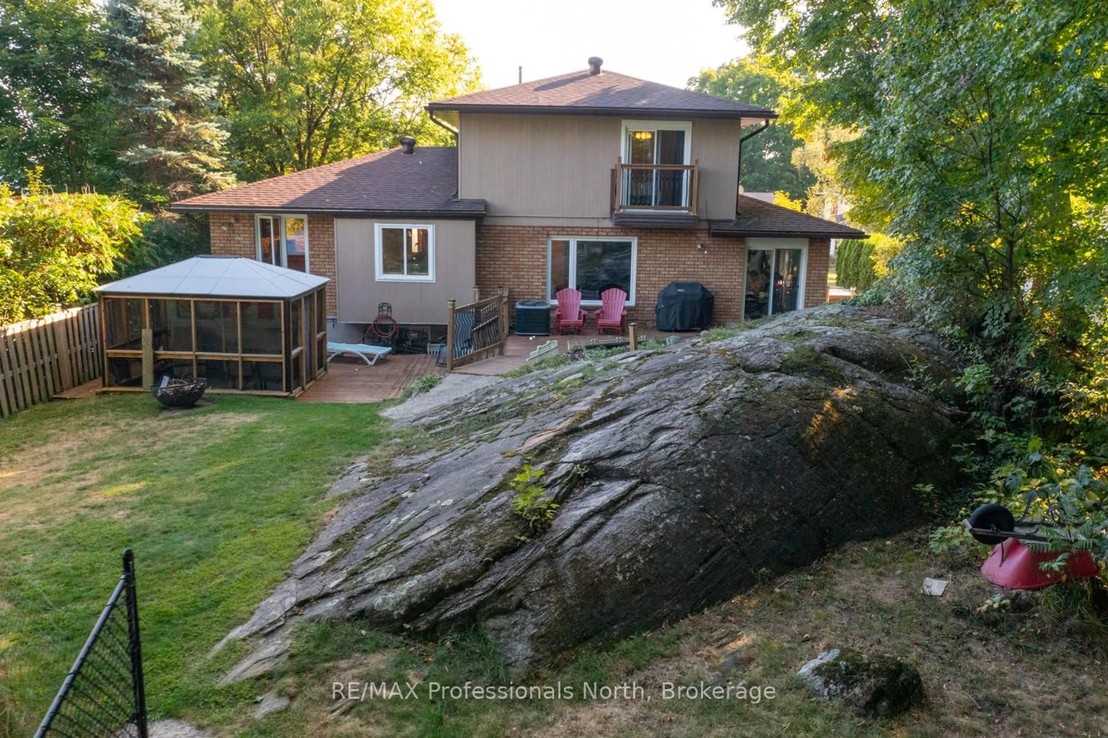 A pic from outside/outdoor area/front of a property/back of a property/a pic from drone, mountain view for 40 GLENWOOD Dr, Huntsville Ontario P1H 1B6