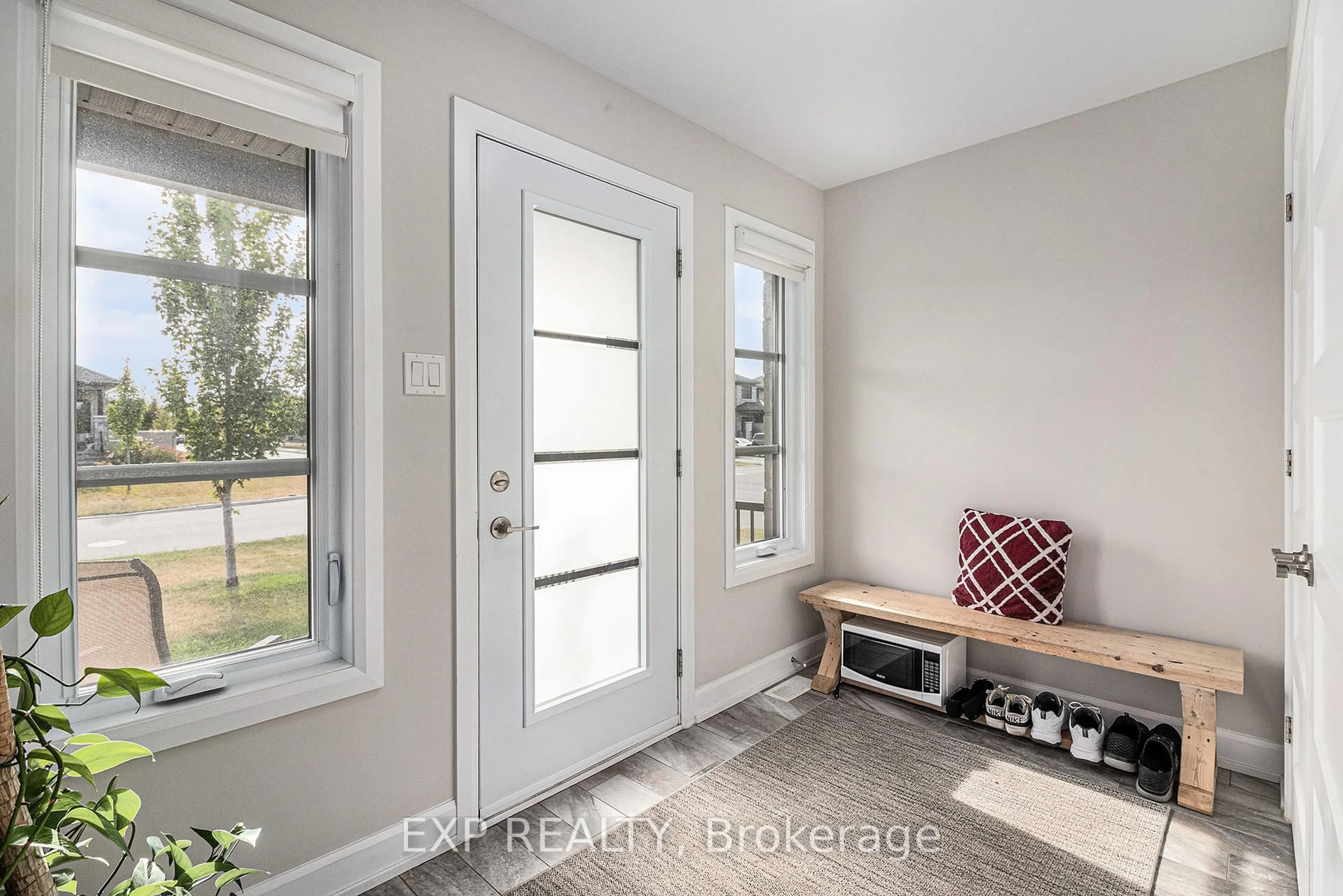 Indoor entryway for 701 Azure St, Russell Ontario K4R 0E5
