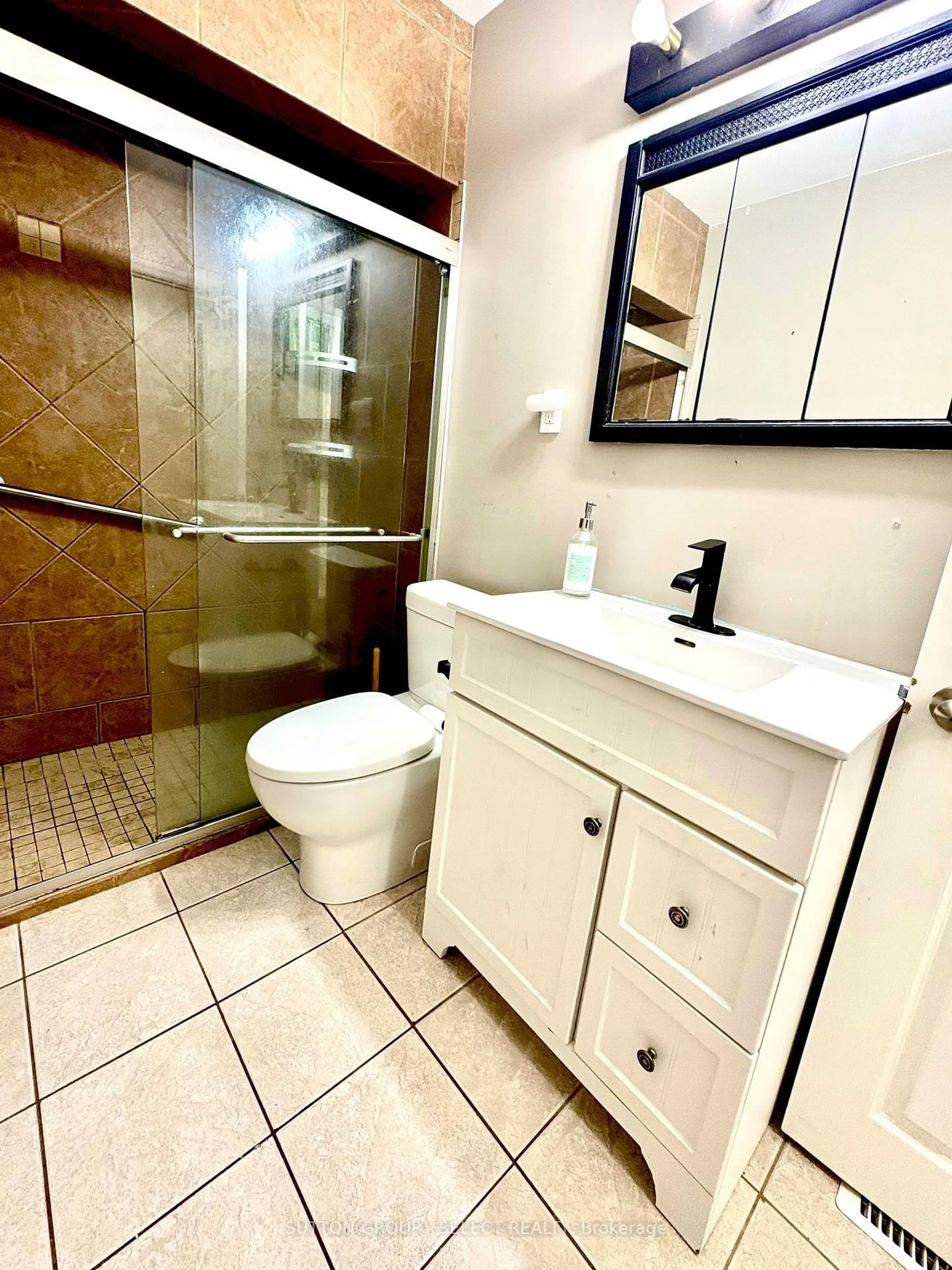 Standard bathroom, ceramic/tile floor for 1590 Dixie St, London East Ontario N5V 1Y9
