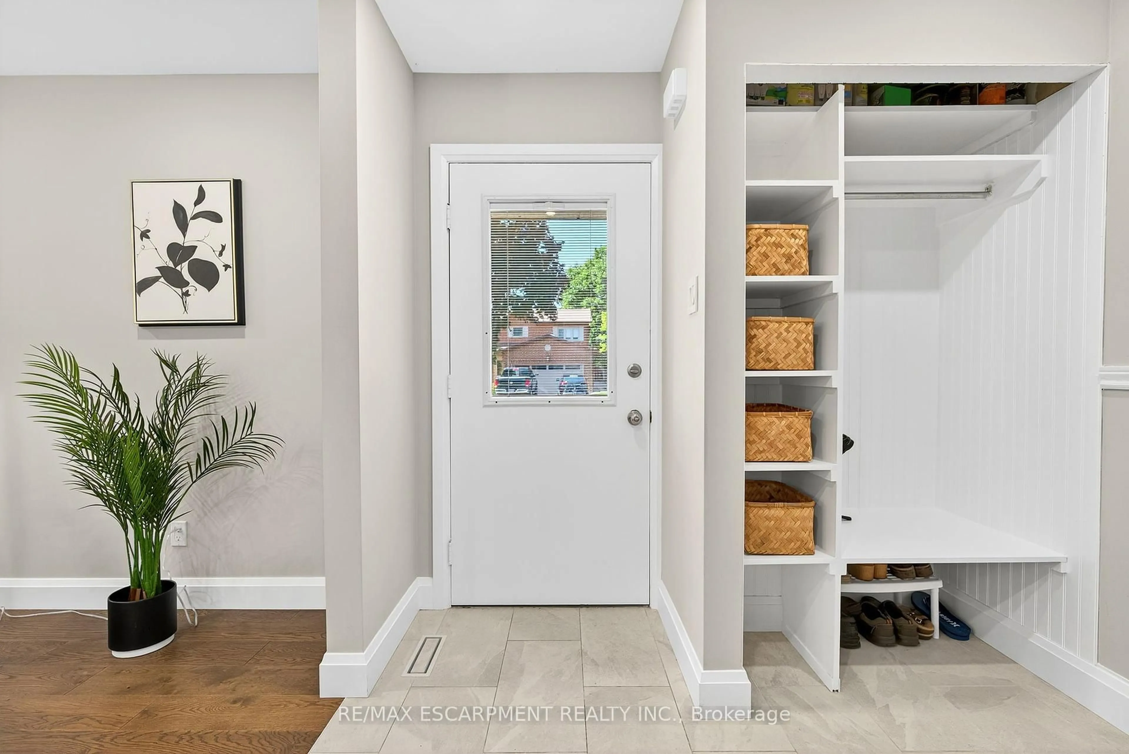 Indoor entryway for 6 Chudleigh St, Hamilton Ontario L9H 7E4