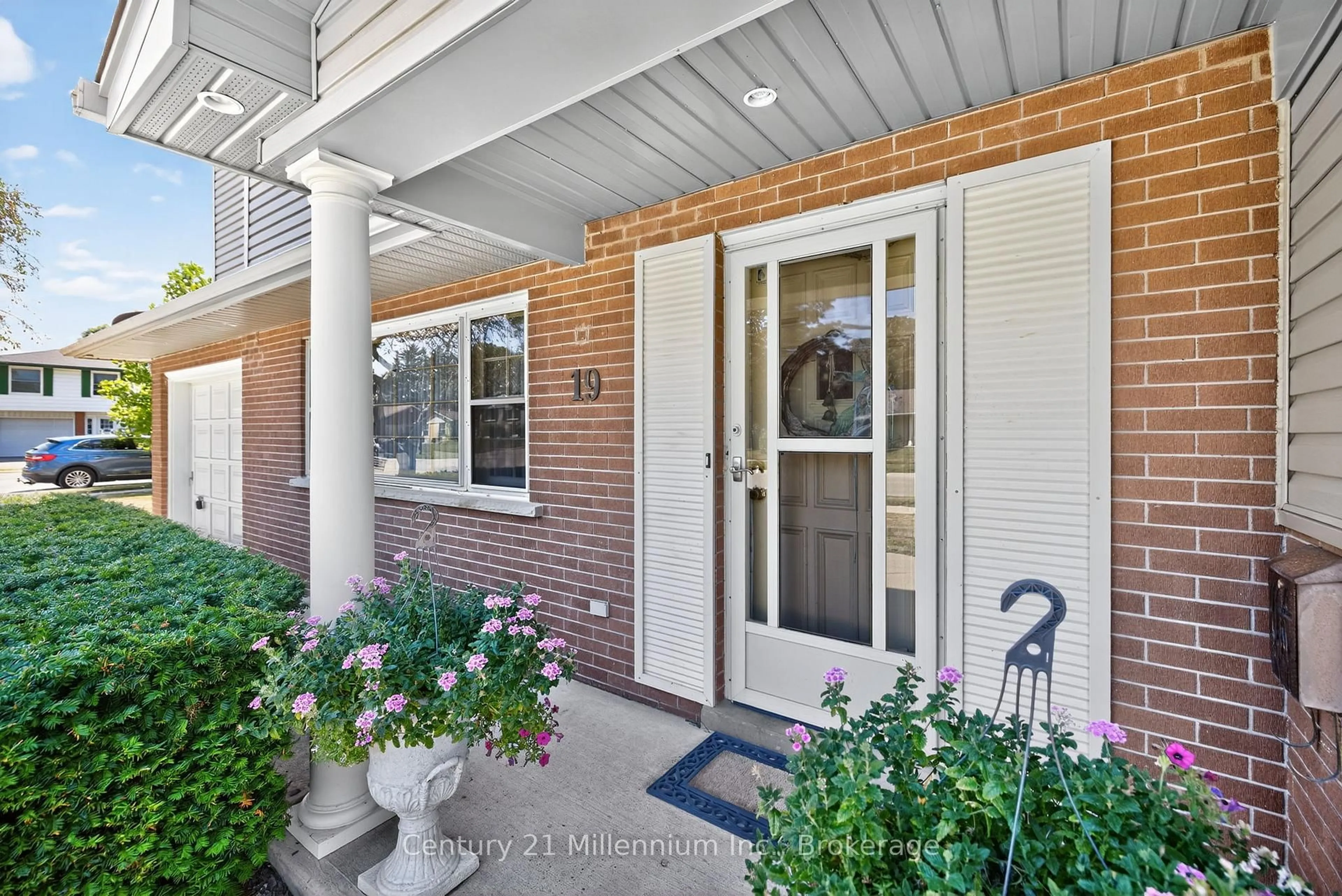 Indoor entryway for 19 Crosby Dr, Kitchener Ontario N2B 2K6