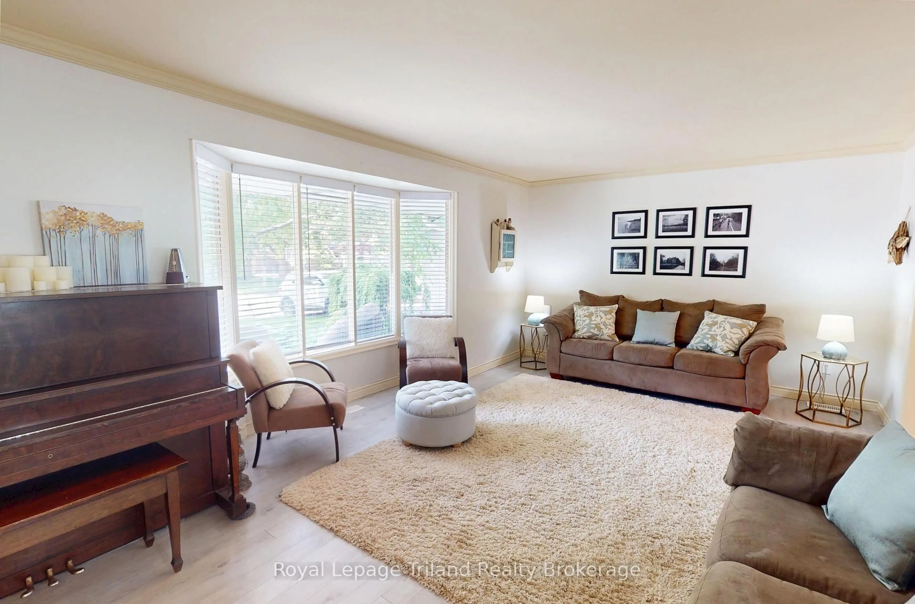 Living room with furniture, unknown for 444 Lee Ave, Woodstock Ontario N4S 6Y3