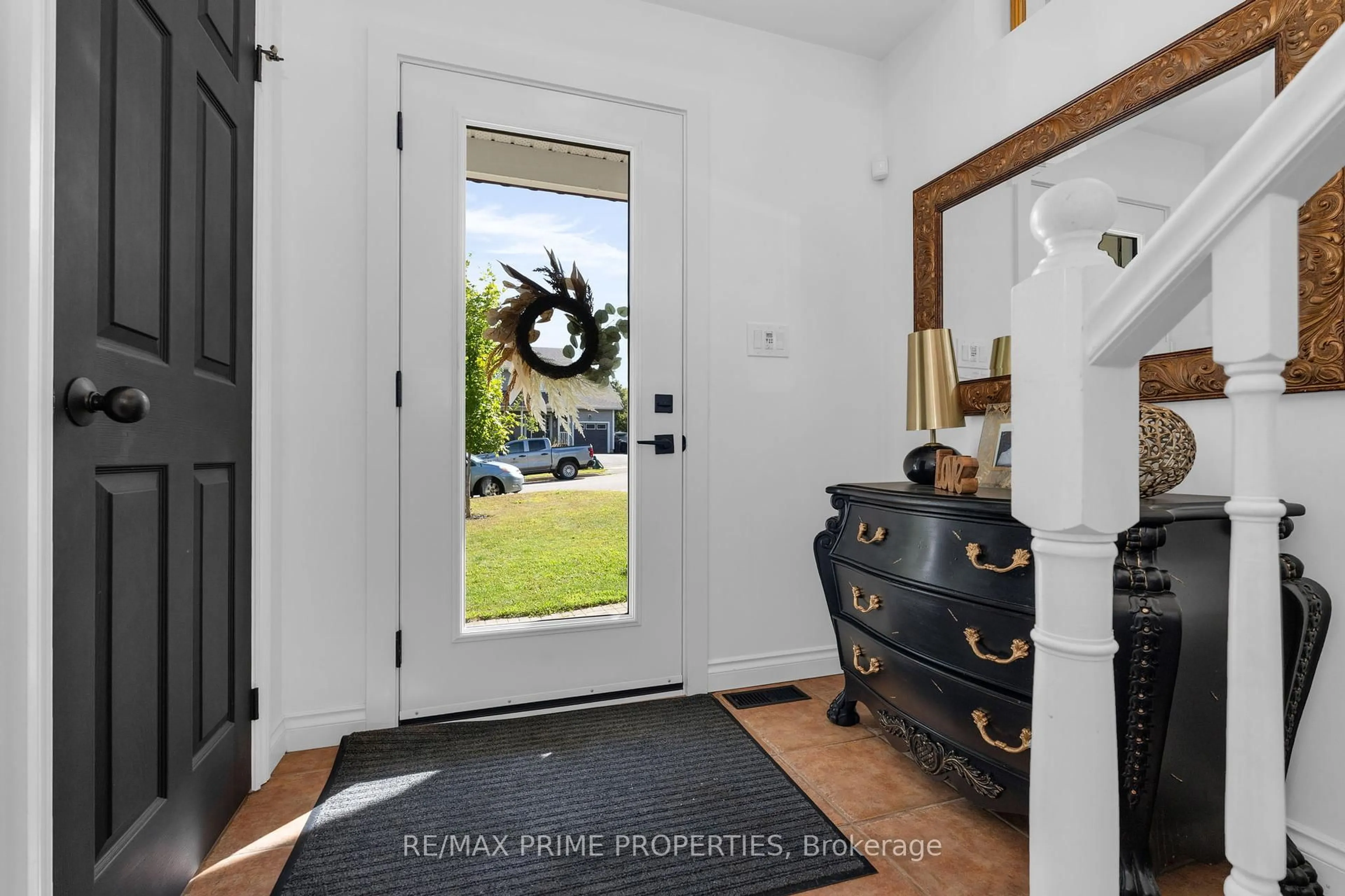 Indoor entryway for 12 Coates Ave, Bracebridge Ontario P1L 1Y5