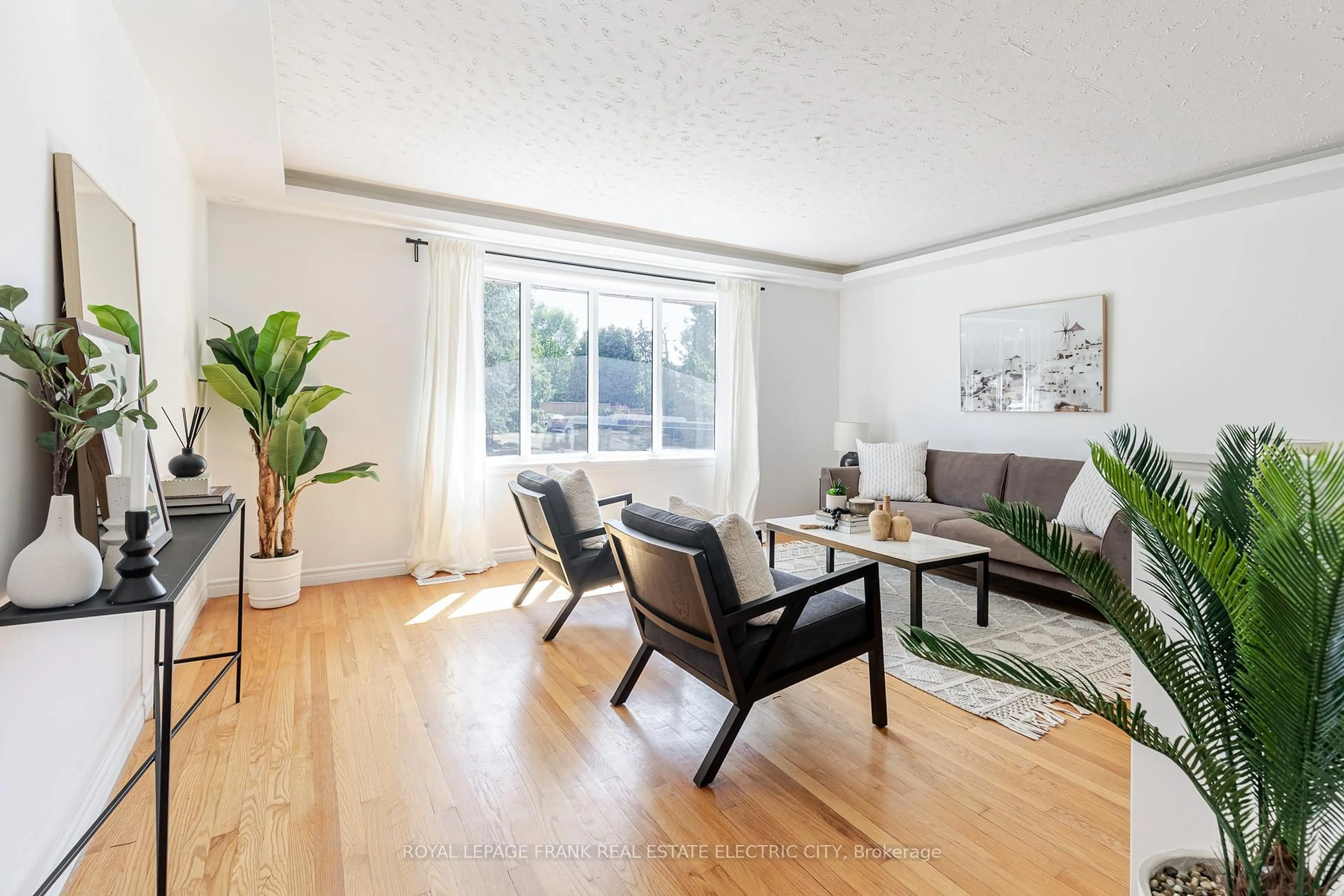 Living room with furniture, unknown for 972 Southlawn Dr, Peterborough South Ontario K9J 1G2