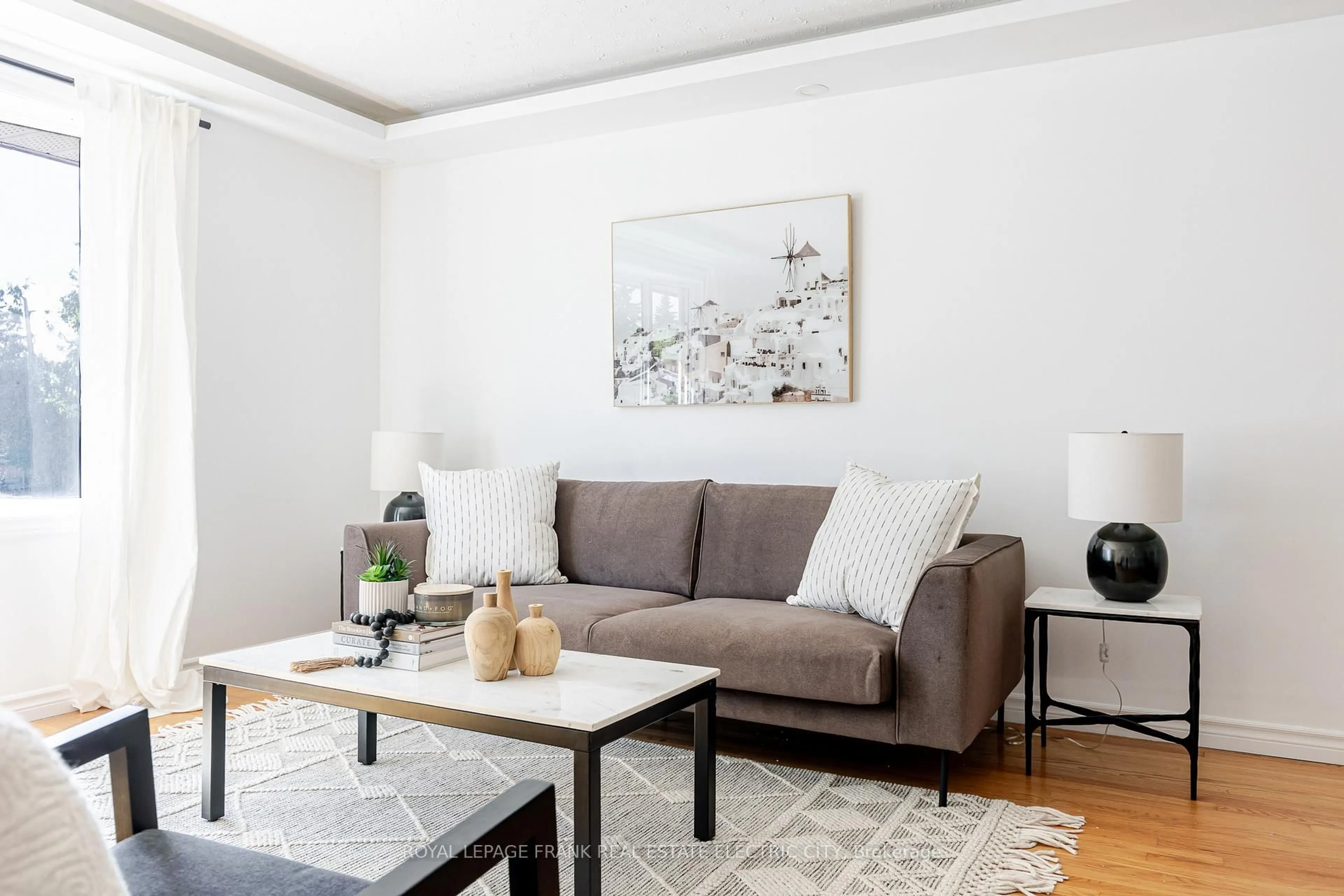Living room with furniture, unknown for 972 Southlawn Dr, Peterborough South Ontario K9J 1G2
