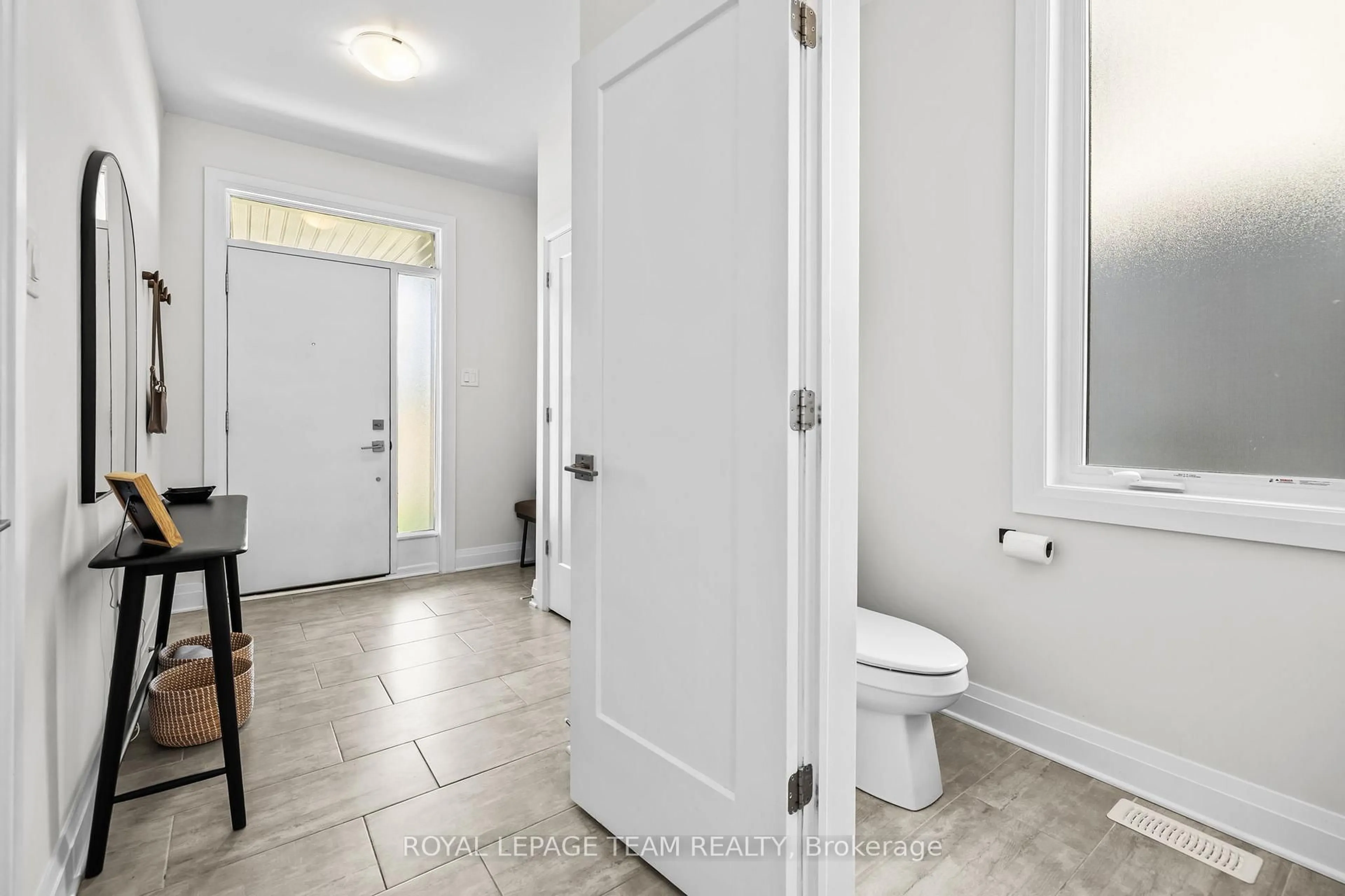 Indoor entryway for 642 Miikana Rd, Ottawa Ontario K1X 0J4