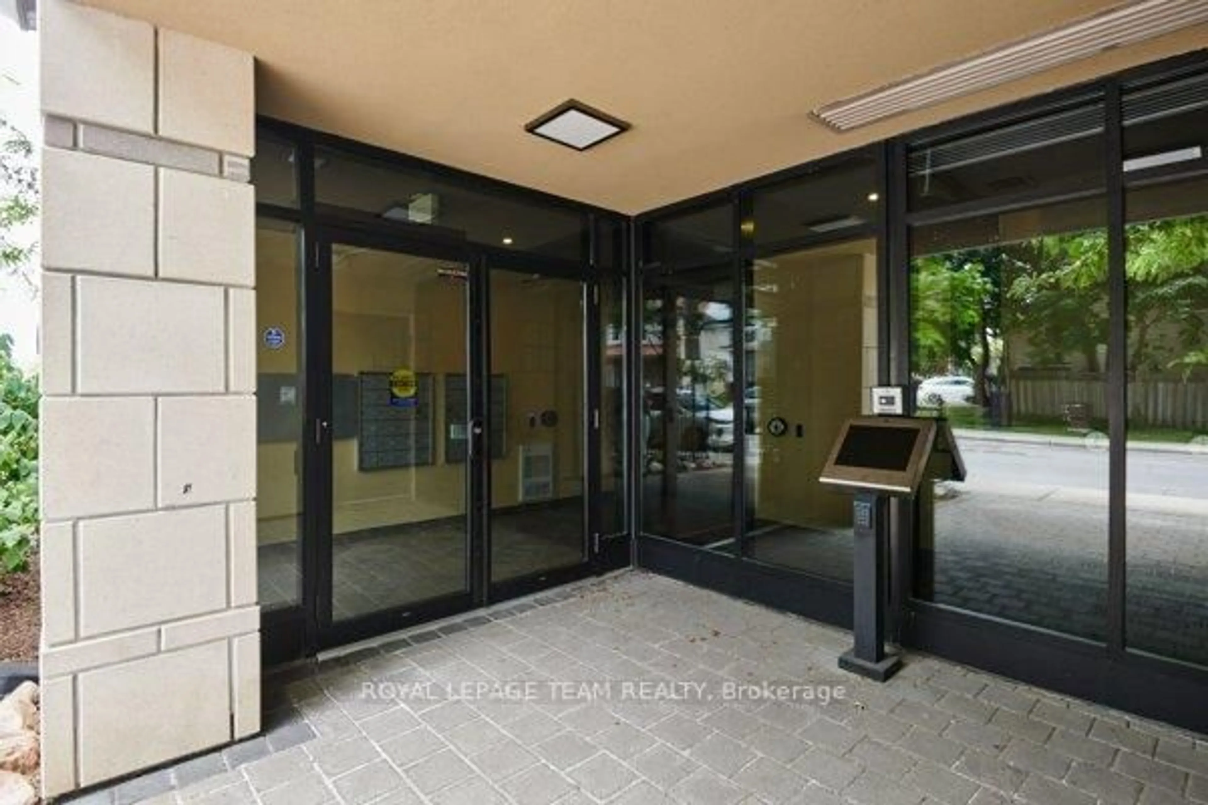 Indoor foyer for 320 Parkdale Ave #604, Ottawa Ontario K1Y 4X9