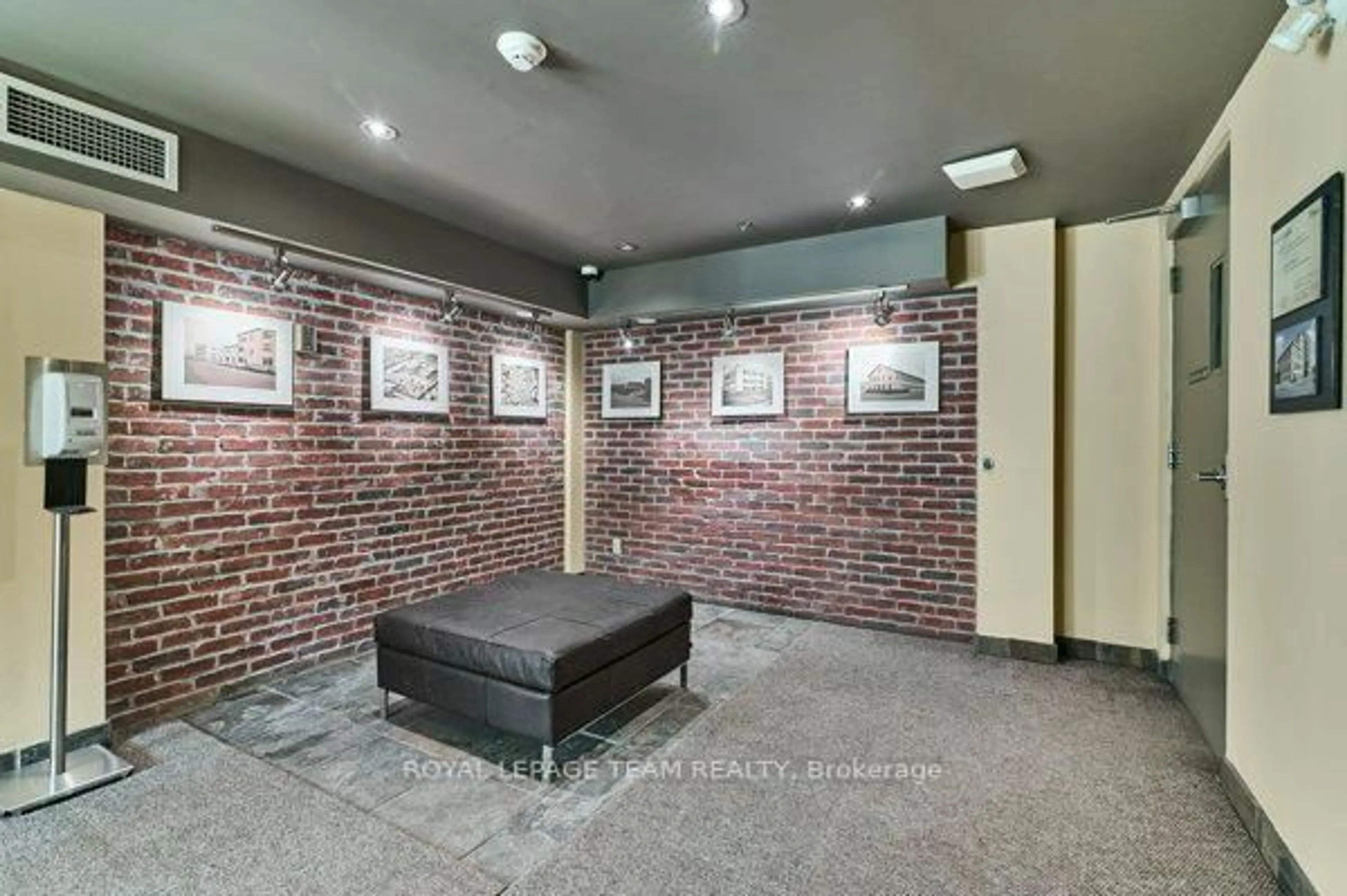 Indoor foyer for 320 Parkdale Ave #604, Ottawa Ontario K1Y 4X9