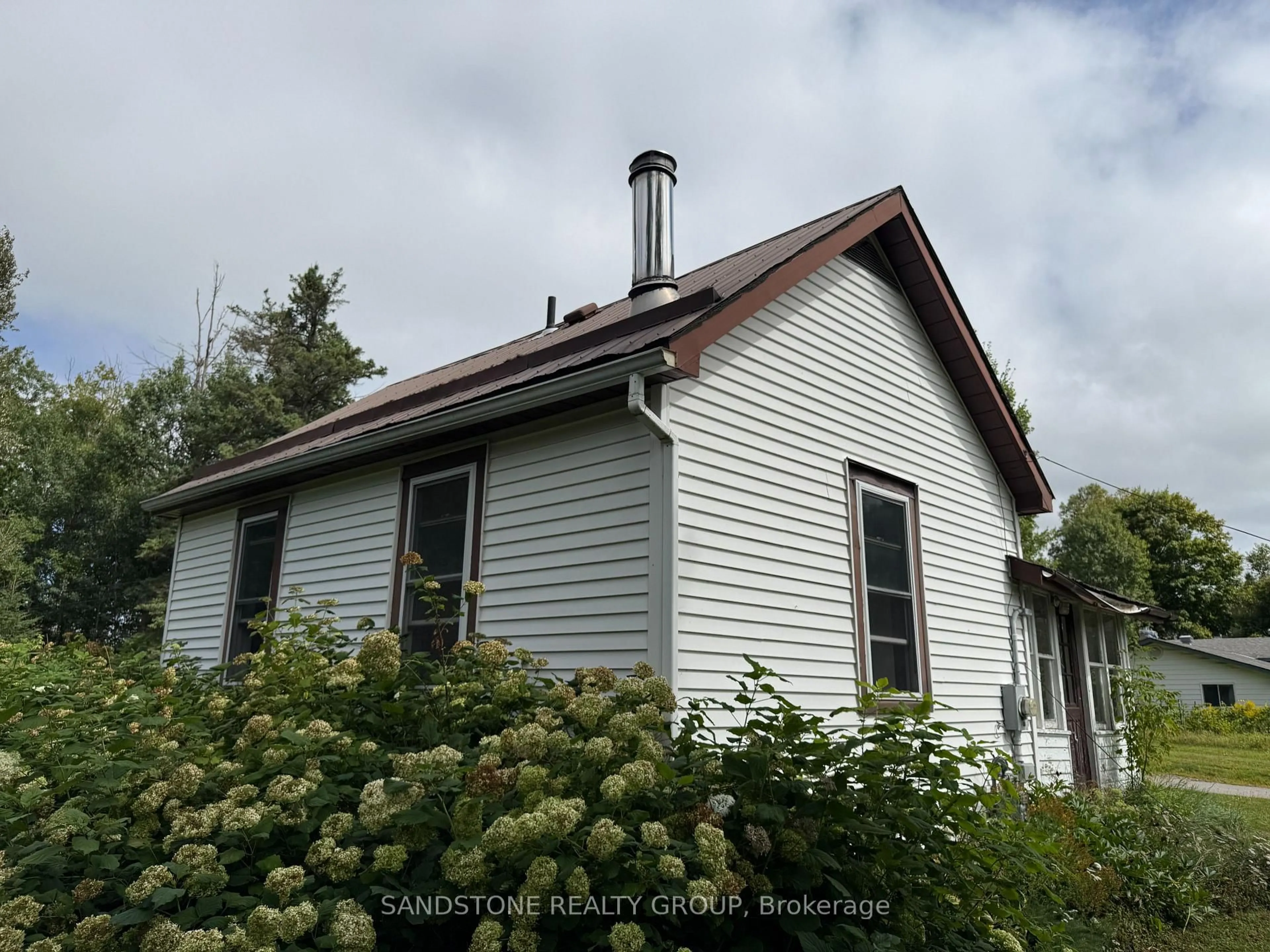 Home with vinyl exterior material, building for 137 Simpson St, Burk's Falls Ontario P0A 1C0