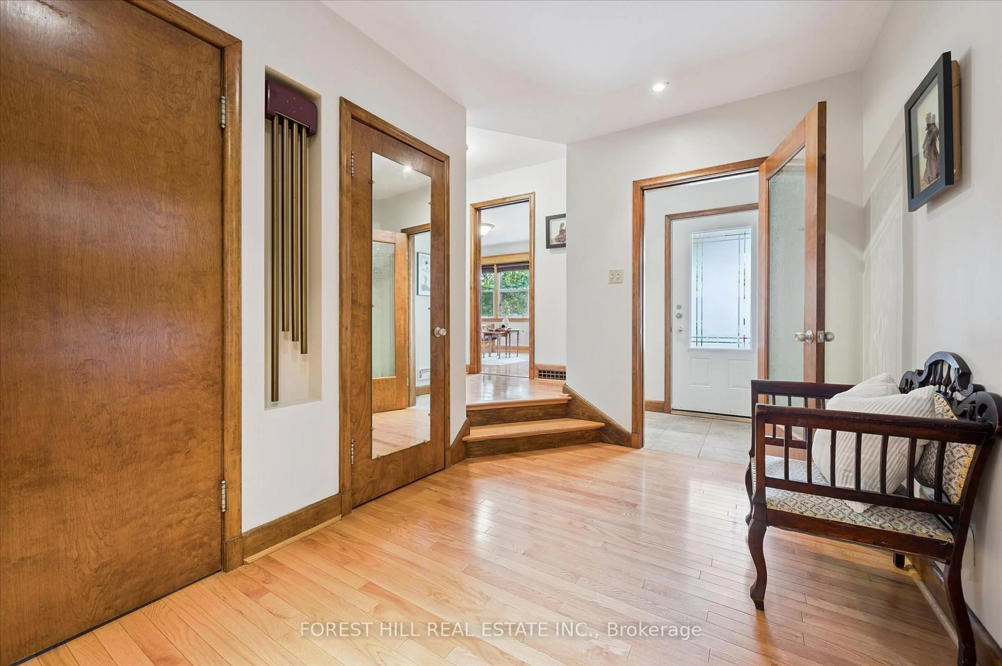 Indoor entryway for 688 Rockway Dr, Kitchener Ontario N2G 3B4