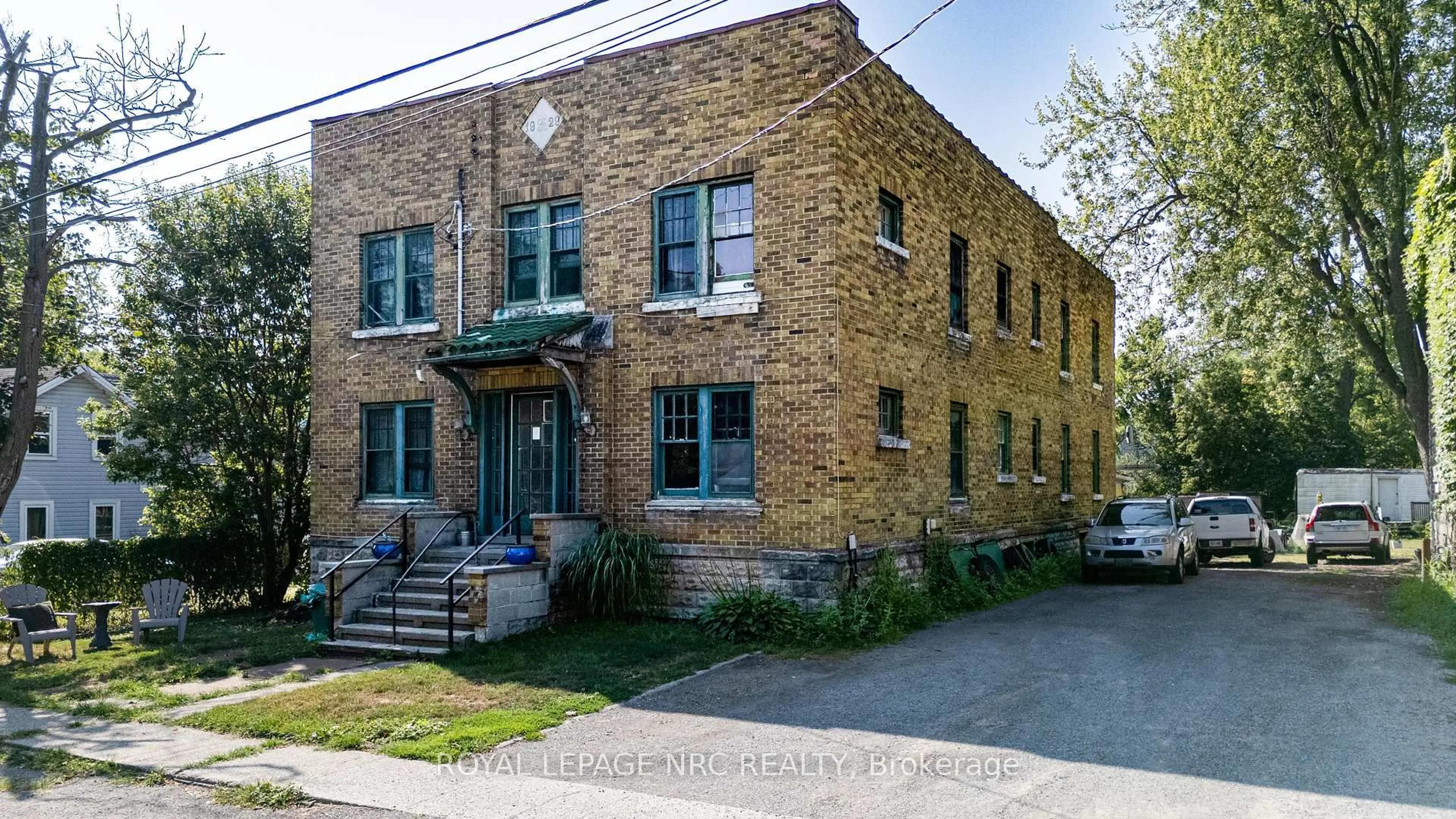 Home with brick exterior material, building for 3651 Elm St, Fort Erie Ontario L0S 1N0