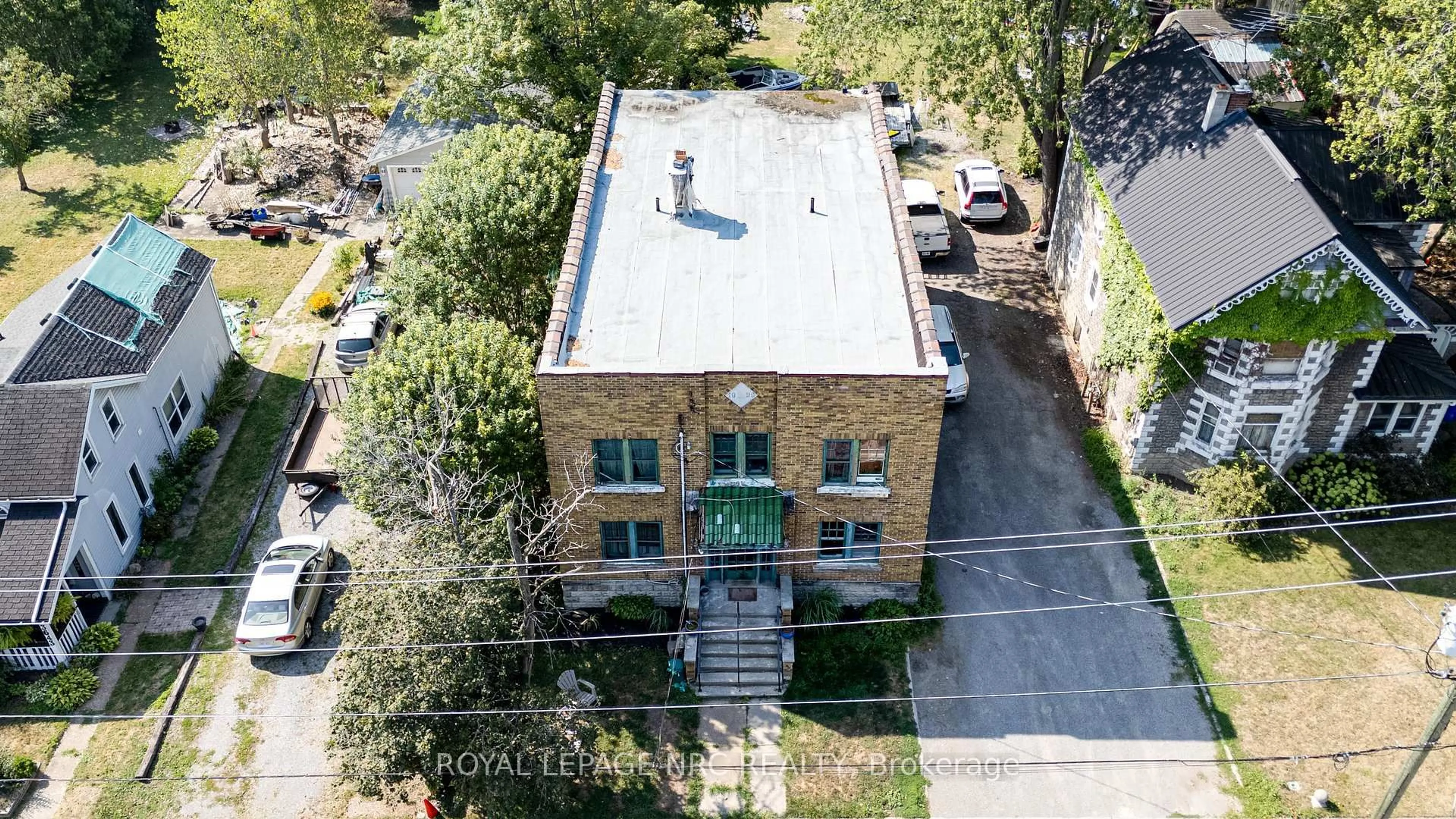 A pic from outside/outdoor area/front of a property/back of a property/a pic from drone, building for 3651 Elm St, Fort Erie Ontario L0S 1N0