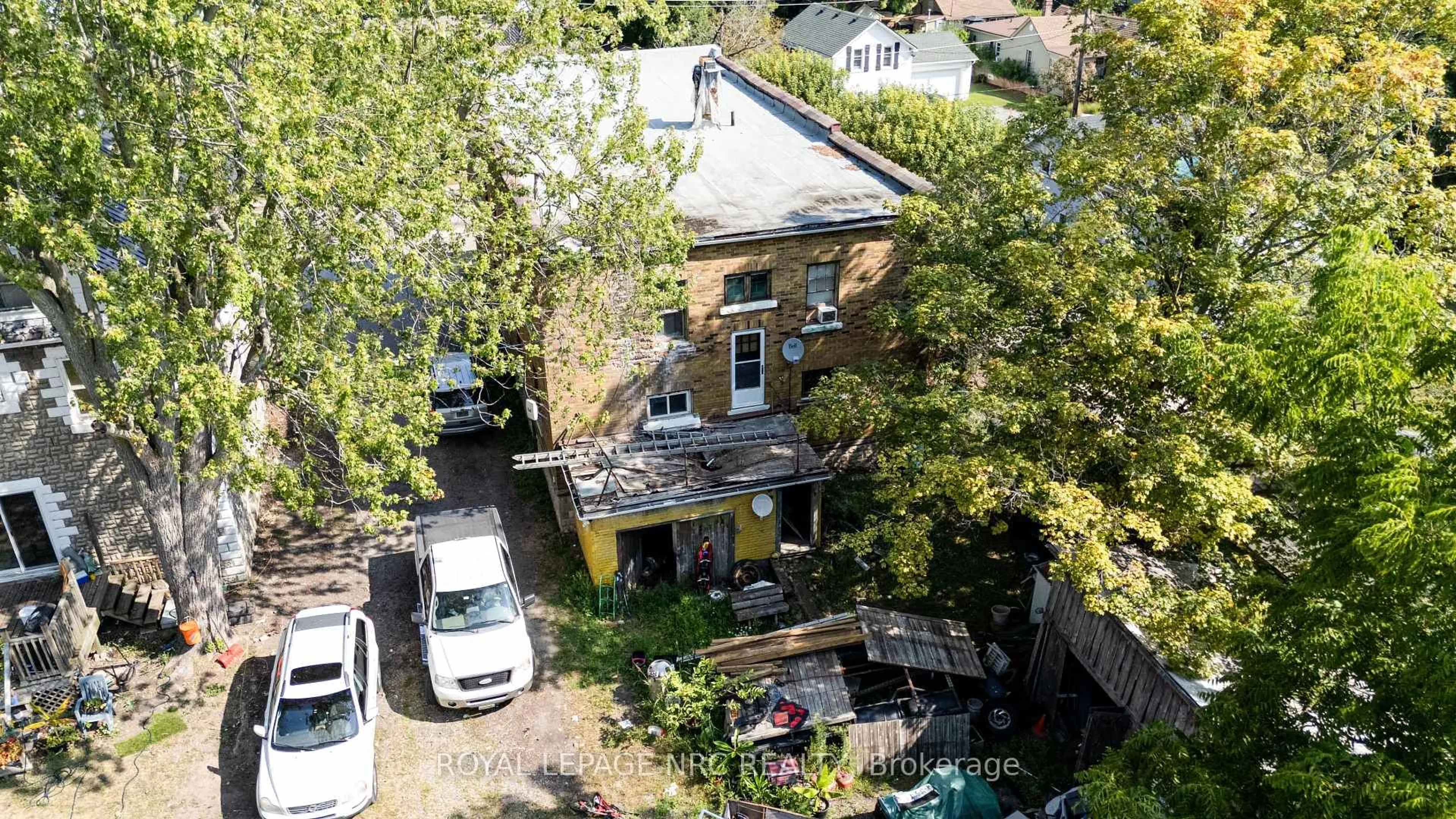 A pic from outside/outdoor area/front of a property/back of a property/a pic from drone, street for 3651 Elm St, Fort Erie Ontario L0S 1N0