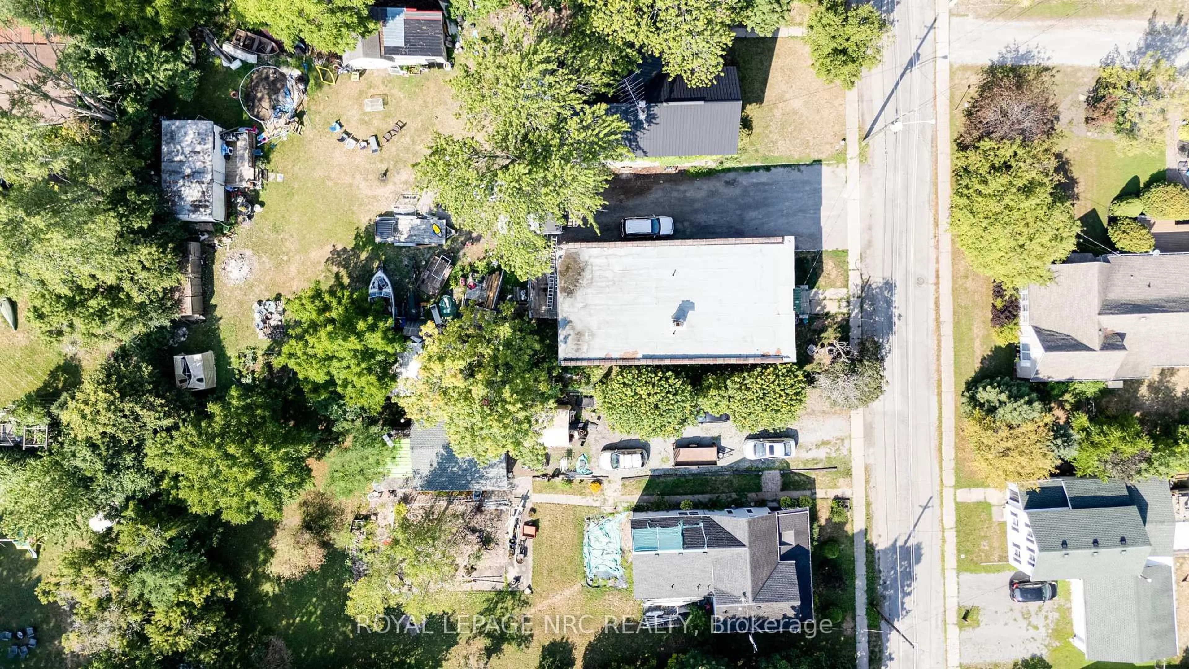 A pic from outside/outdoor area/front of a property/back of a property/a pic from drone, street for 3651 Elm St, Fort Erie Ontario L0S 1N0