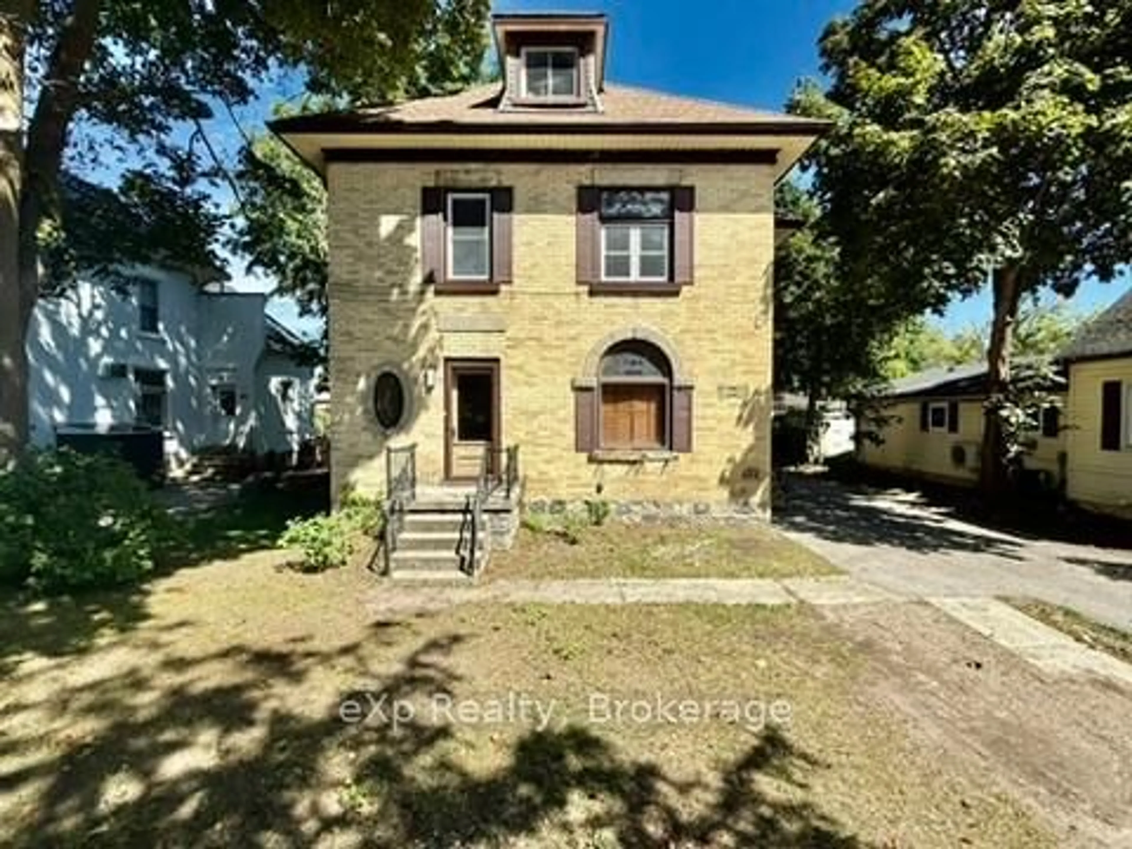 A pic from outside/outdoor area/front of a property/back of a property/a pic from drone, building for 531 11th Ave, Hanover Ontario N4N 2S3