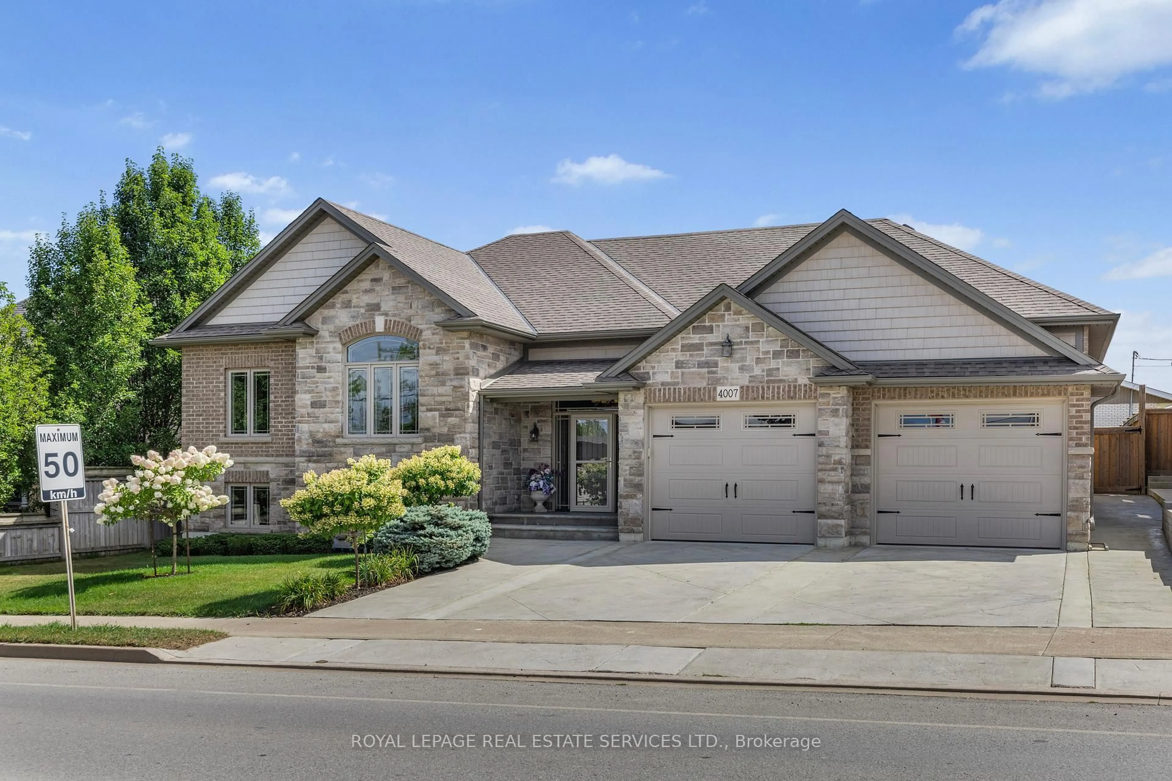 Home with brick exterior material, street for 4007 Mountain St, Lincoln Ontario L3J 0L1