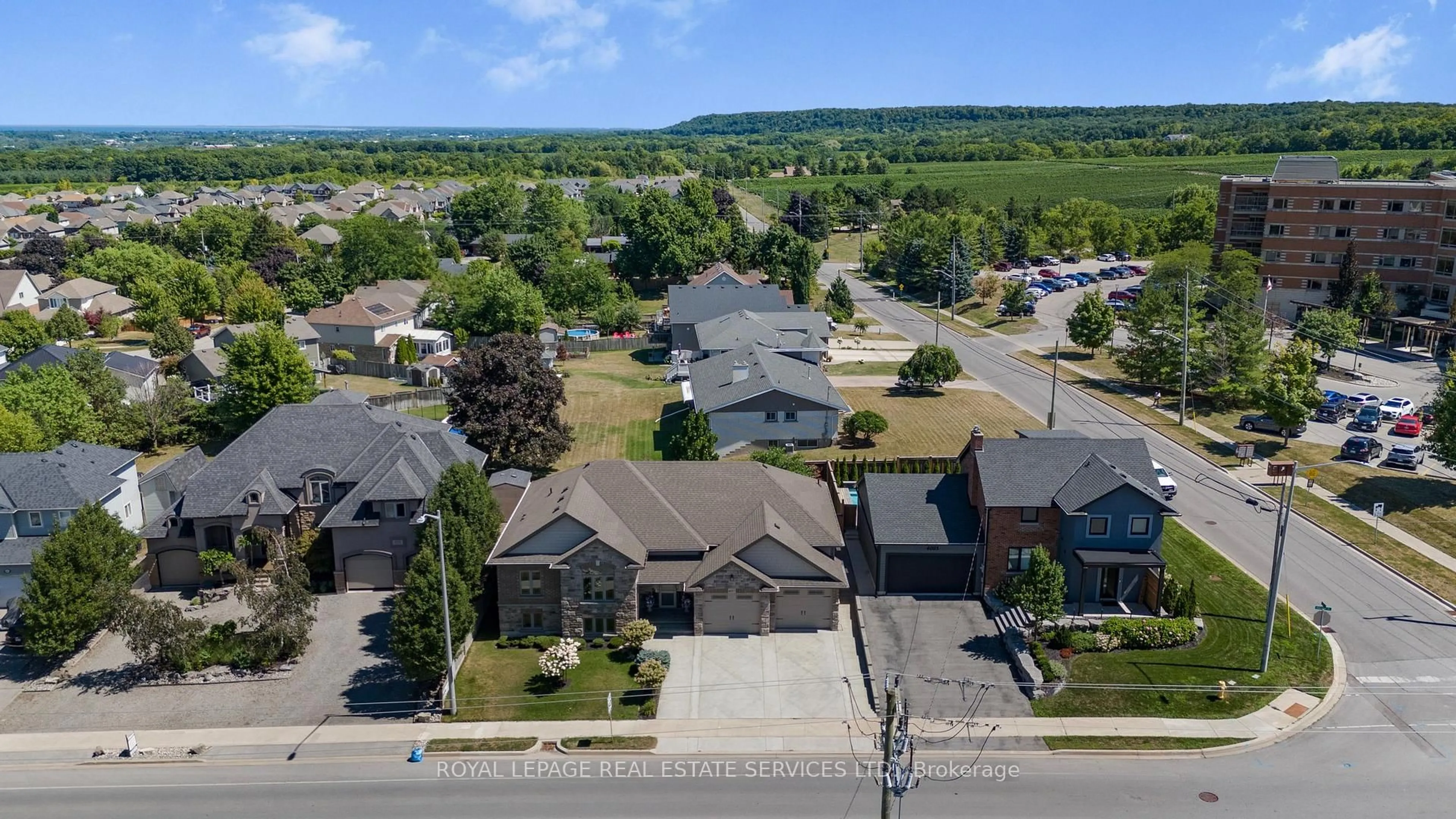 A pic from outside/outdoor area/front of a property/back of a property/a pic from drone, street for 4007 Mountain St, Lincoln Ontario L3J 0L1