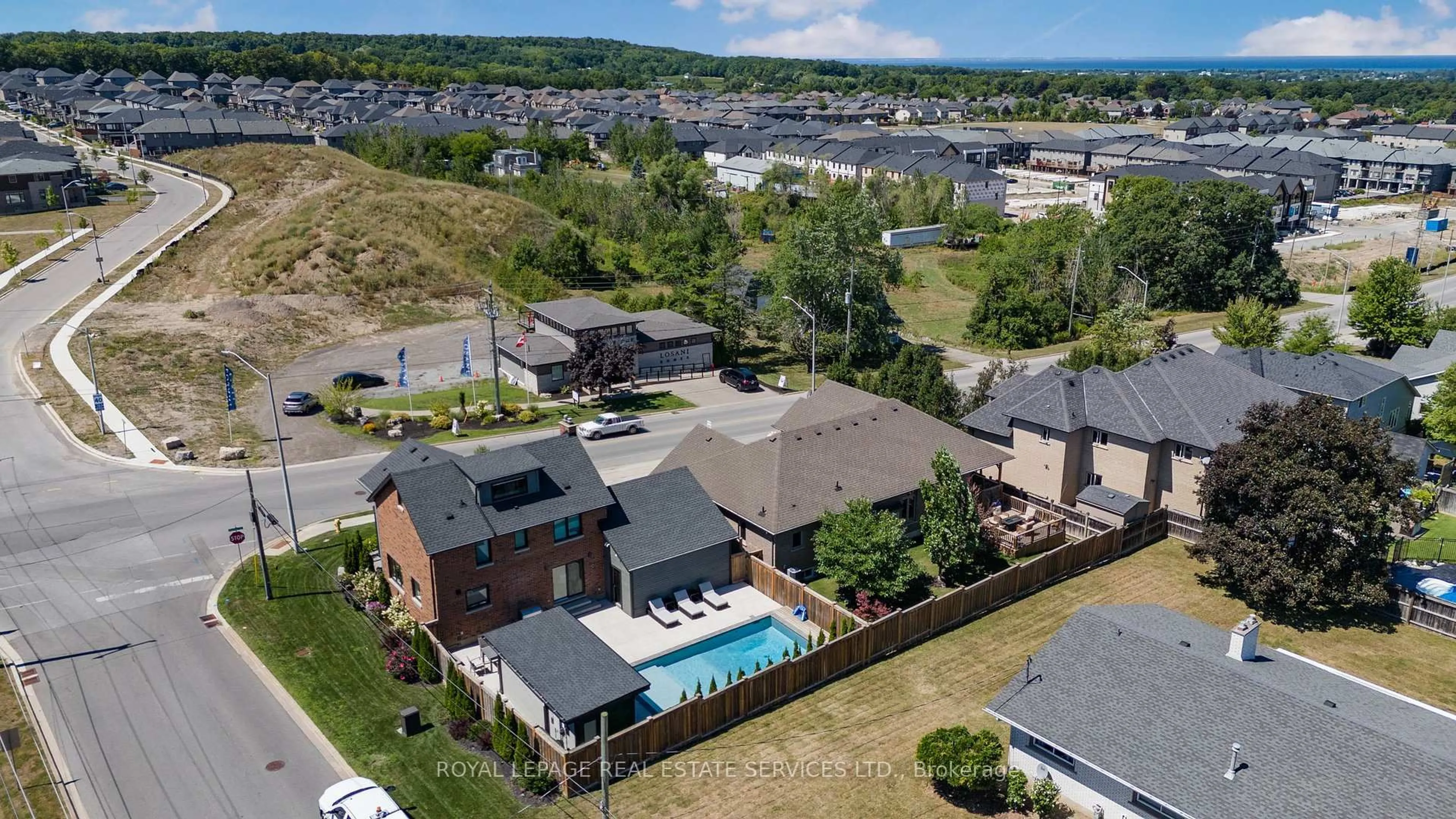 A pic from outside/outdoor area/front of a property/back of a property/a pic from drone, water/lake/river/ocean view for 4007 Mountain St, Lincoln Ontario L3J 0L1