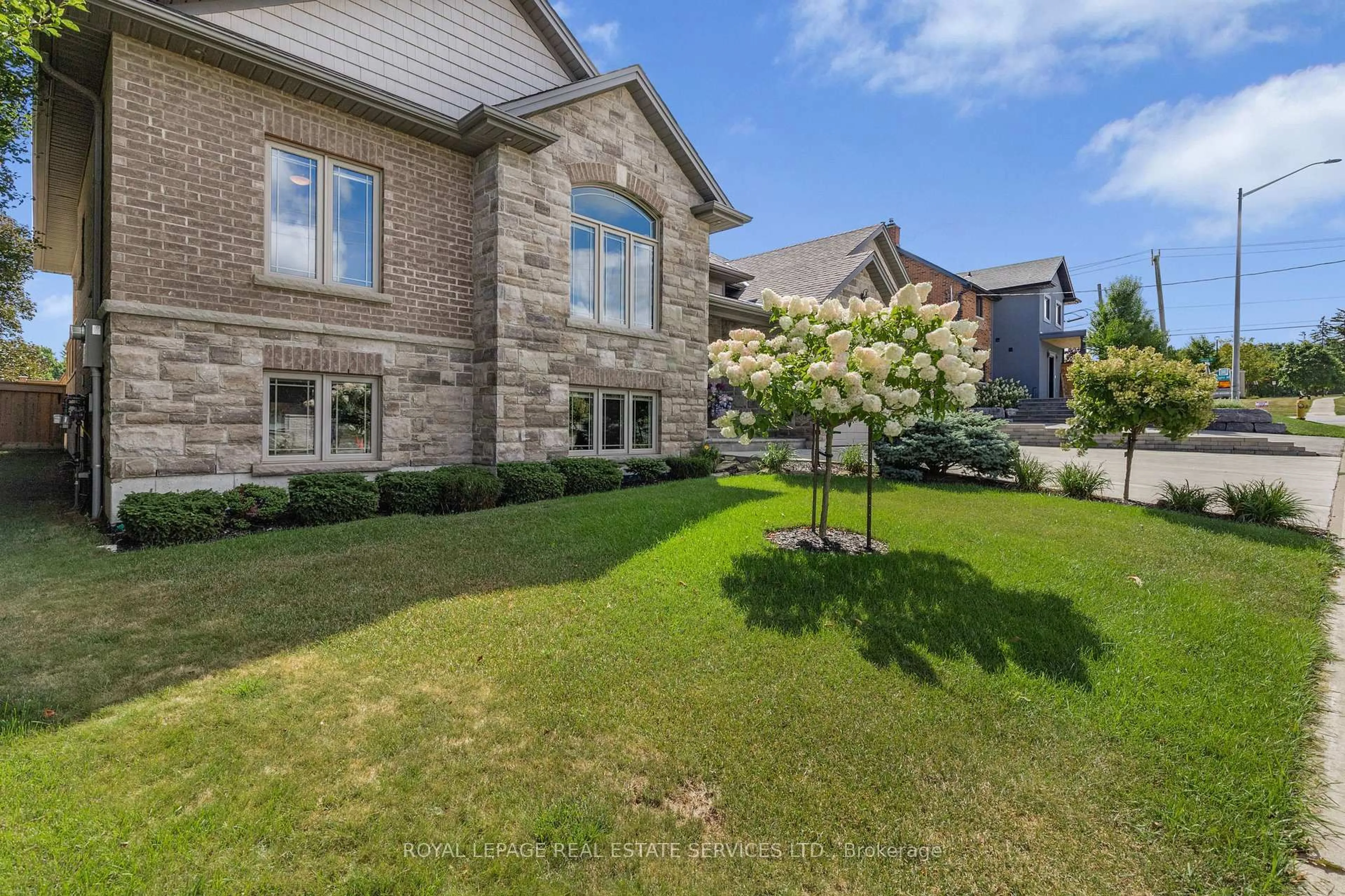 Home with brick exterior material, street for 4007 Mountain St, Lincoln Ontario L3J 0L1