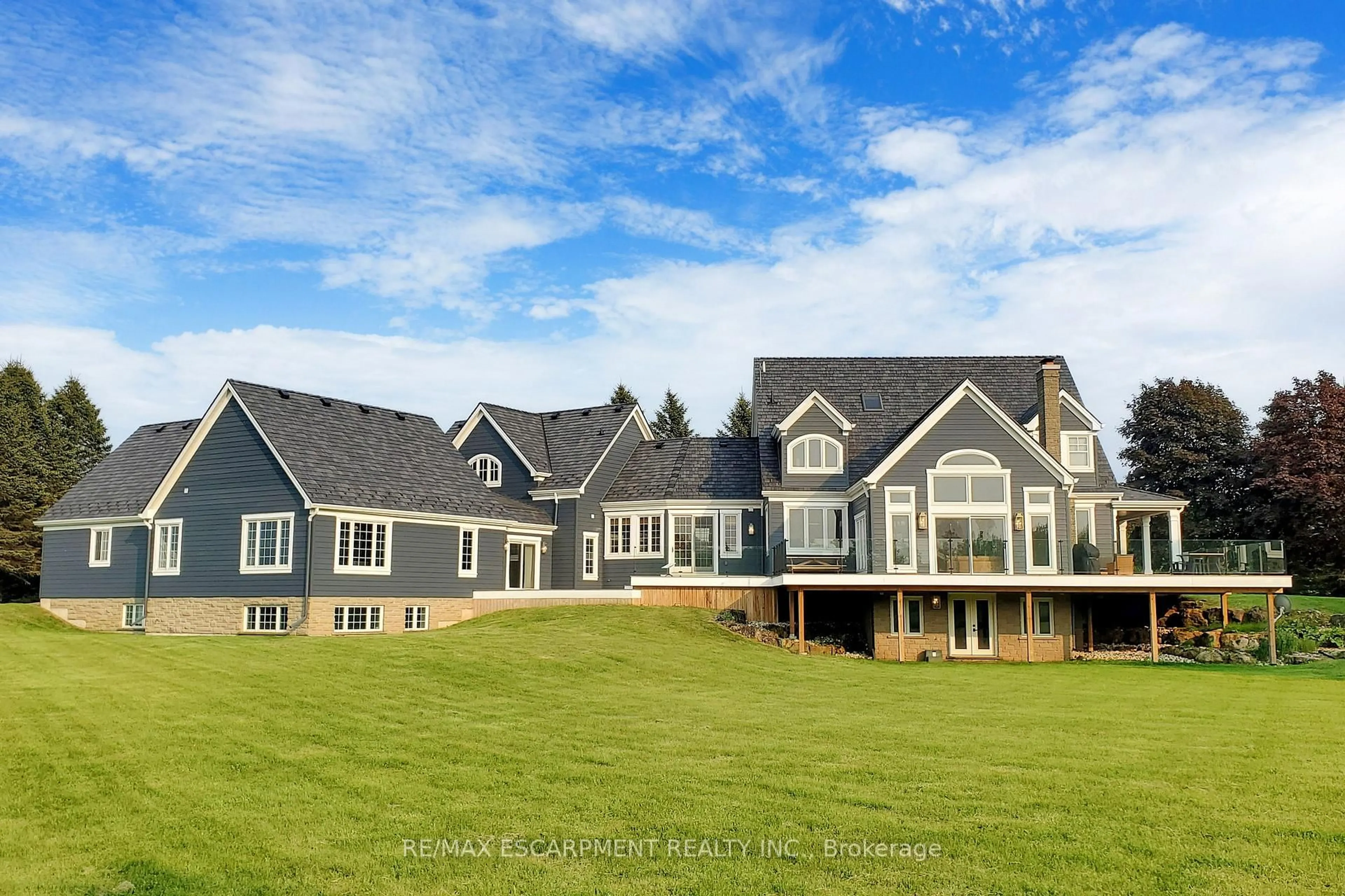 Home with vinyl exterior material, mountain view for 485 Concession 5 Rd, Hamilton Ontario L8B 0W8