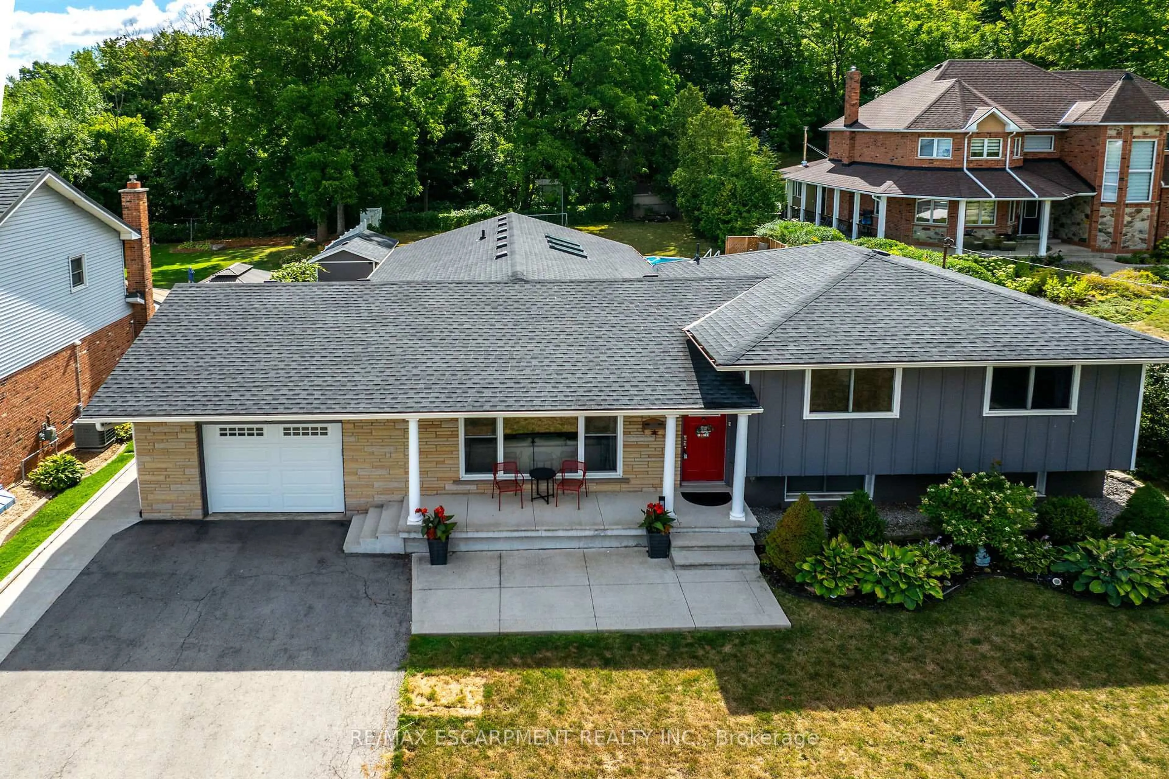 A pic from outside/outdoor area/front of a property/back of a property/a pic from drone, street for 142 McNeilly Rd, Hamilton Ontario L8E 5J1
