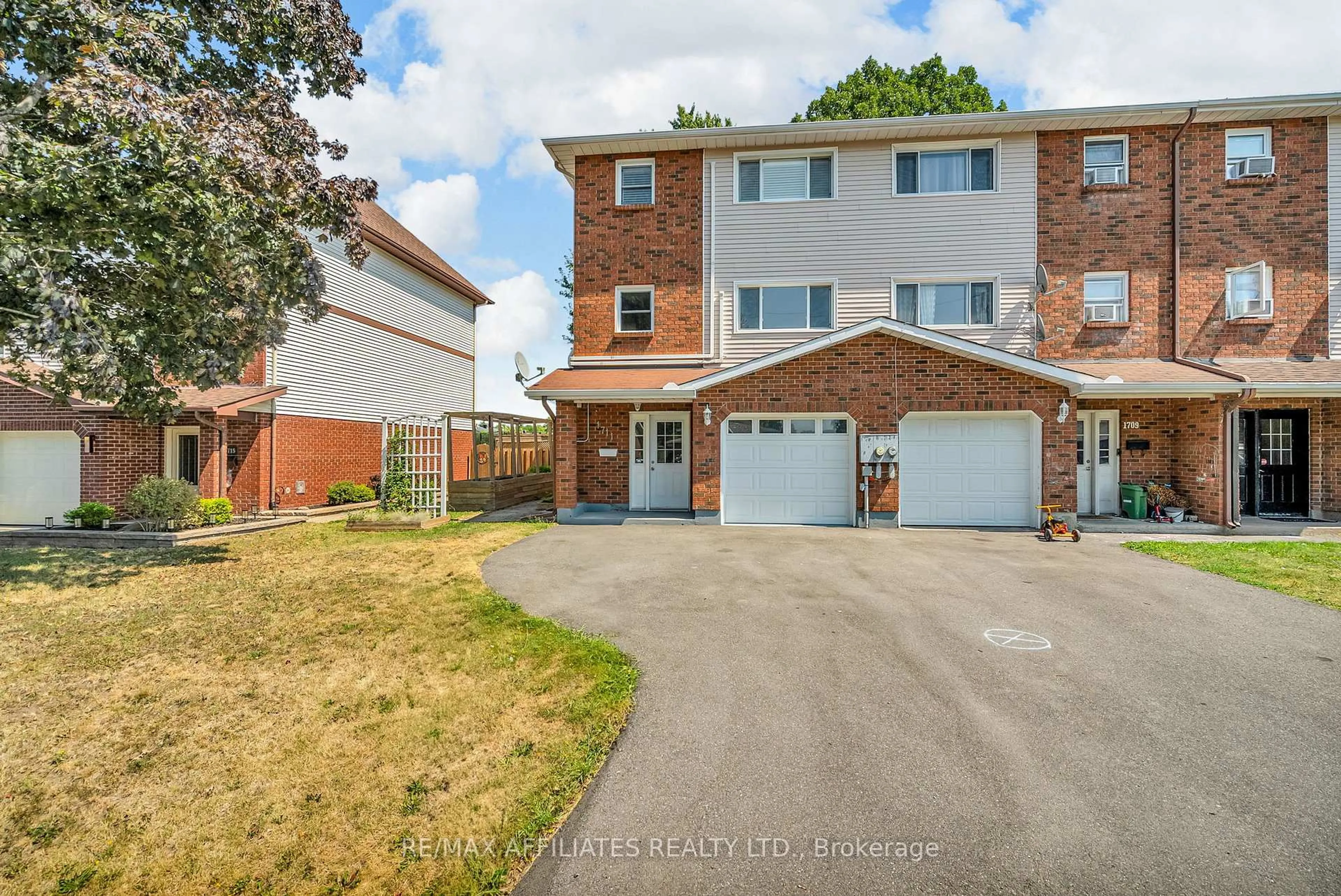 A pic from outside/outdoor area/front of a property/back of a property/a pic from drone, street for 1711 Donald Ave, Cornwall Ontario K6J 5R7